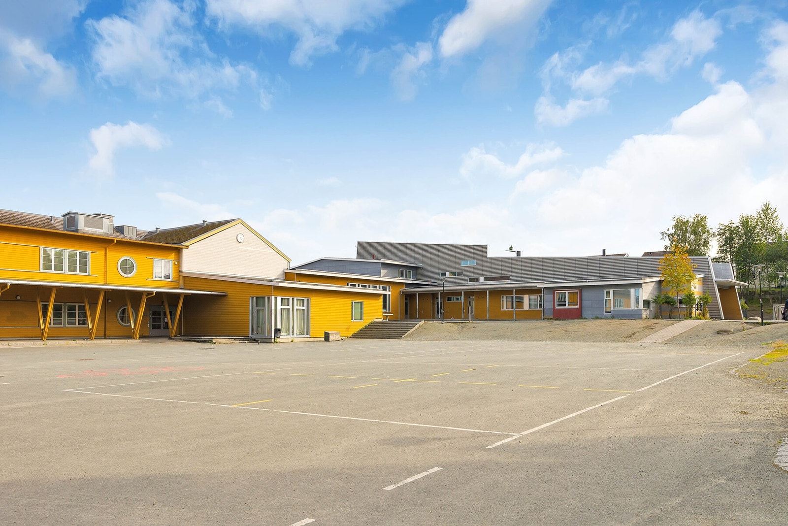 Boligen sokner til Strindheim barneskole. Skolen ligger ca. 1 km fra boligen. Galleribilde