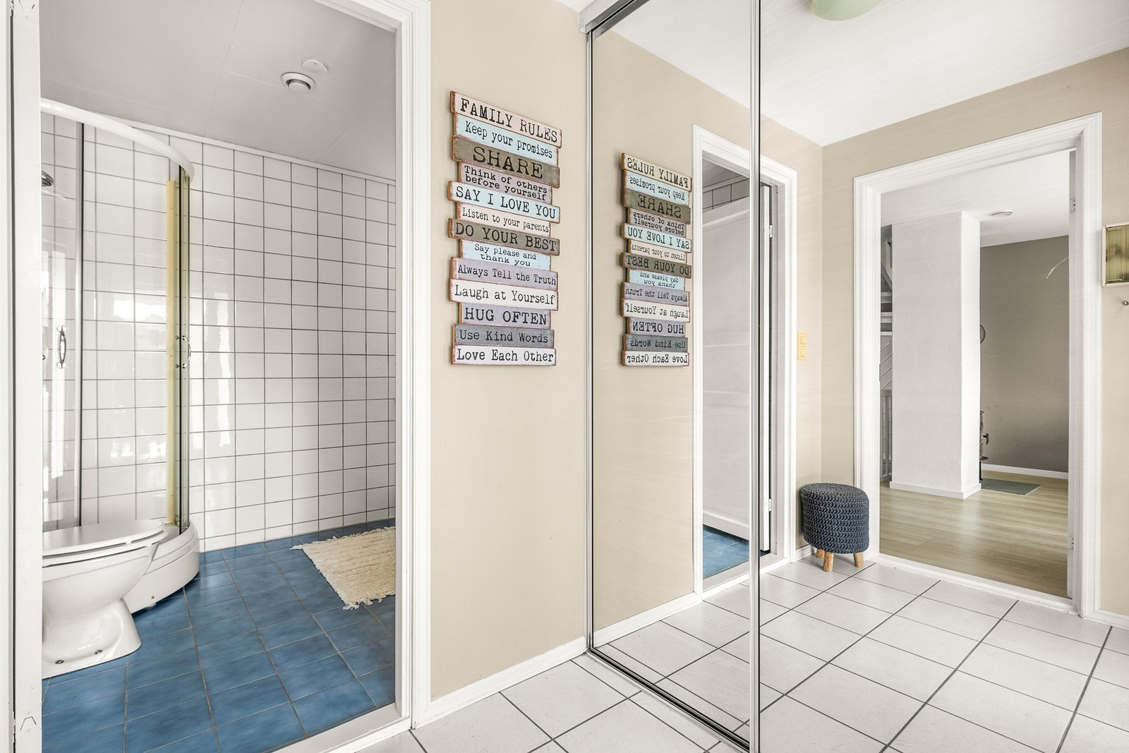 Flislagt entrè med skyvedørsgarderobe for oppbevaring av sko og yttertøy. Galleribilde
