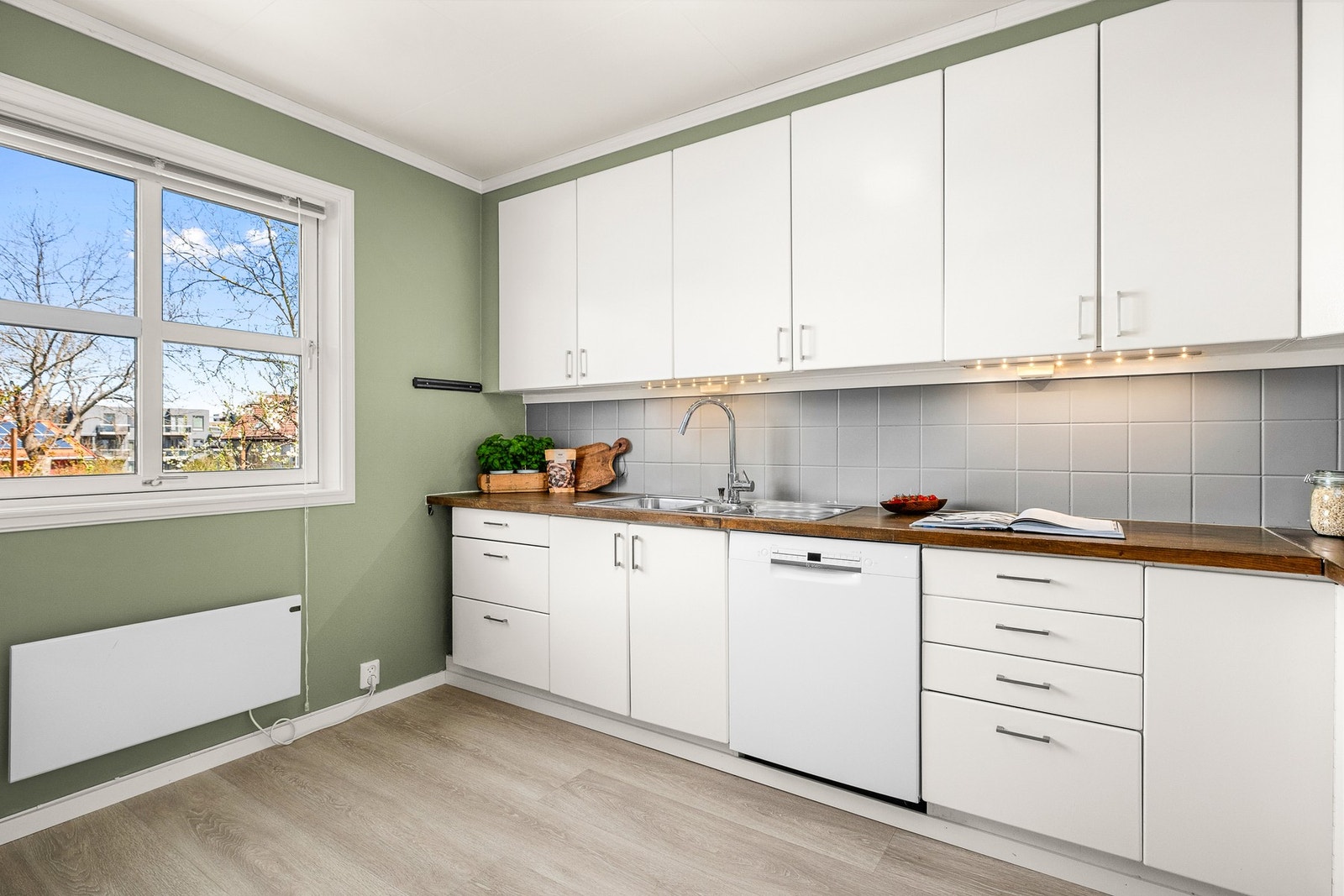 Innredningen består av frittstående hvitevarer. Galleribilde
