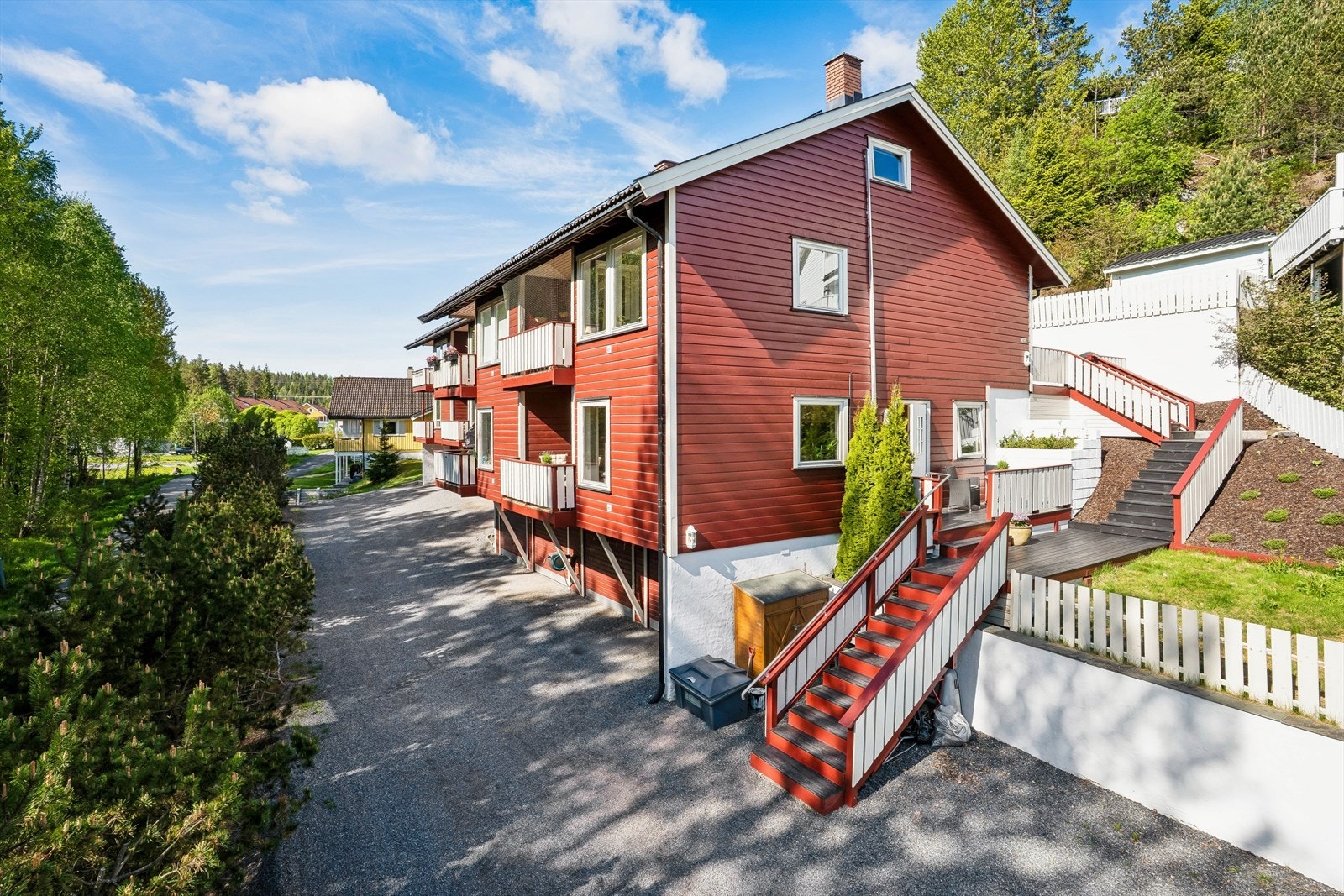 Leiligheten disponerer en garasjeplass og en bod i bygningens underetasje. Galleribilde