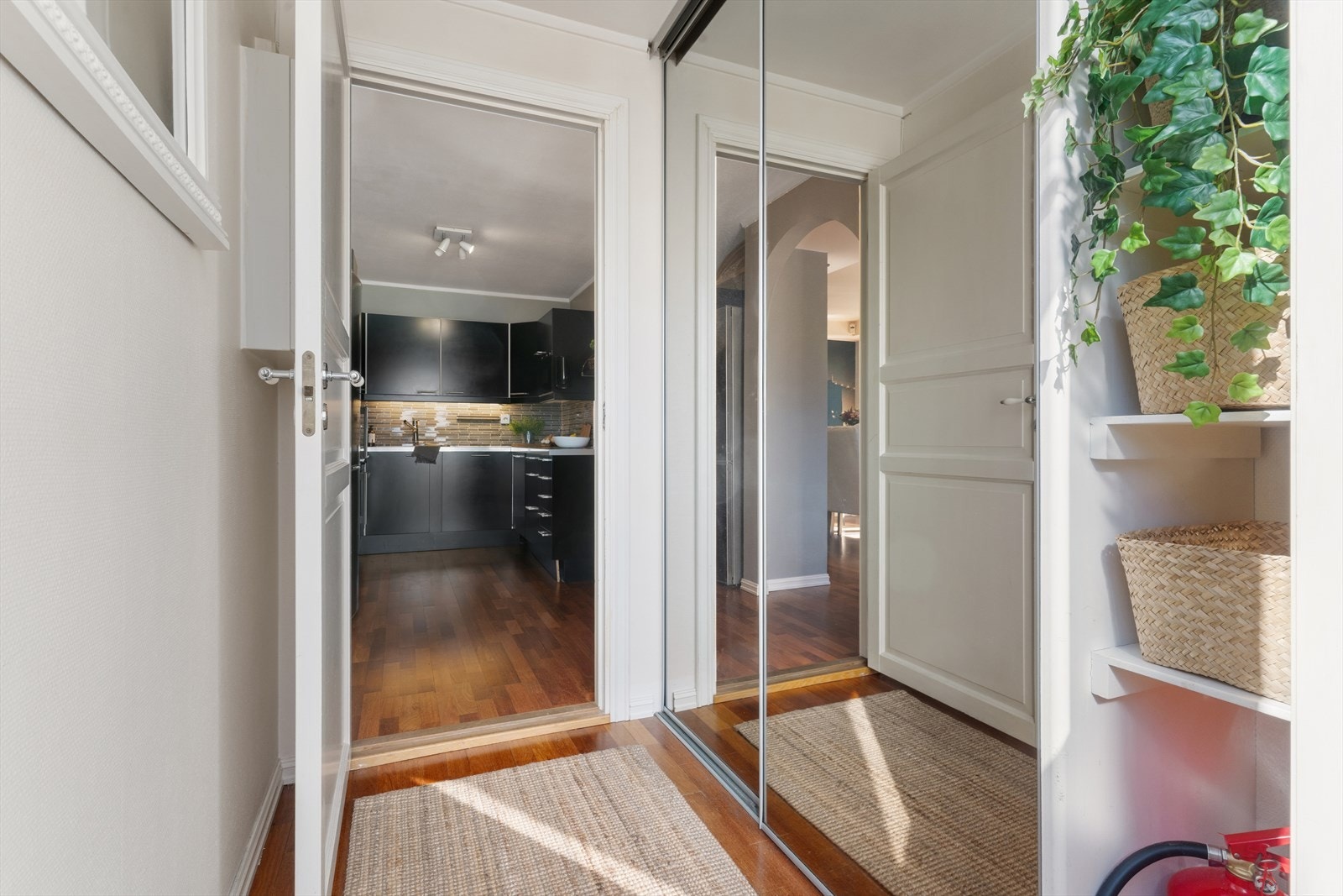 En romslig skyvedørsgarderobe med speilfronter gir god plass til oppbevaring av yttertøy. Galleribilde