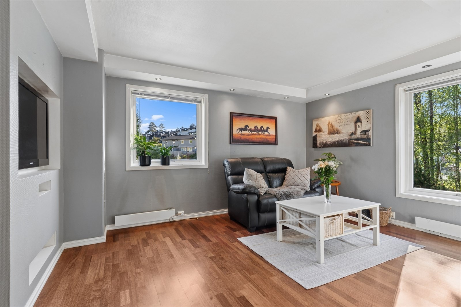 Stuen har god plass til sofagruppe, mediemøbler og spisebord. Galleribilde