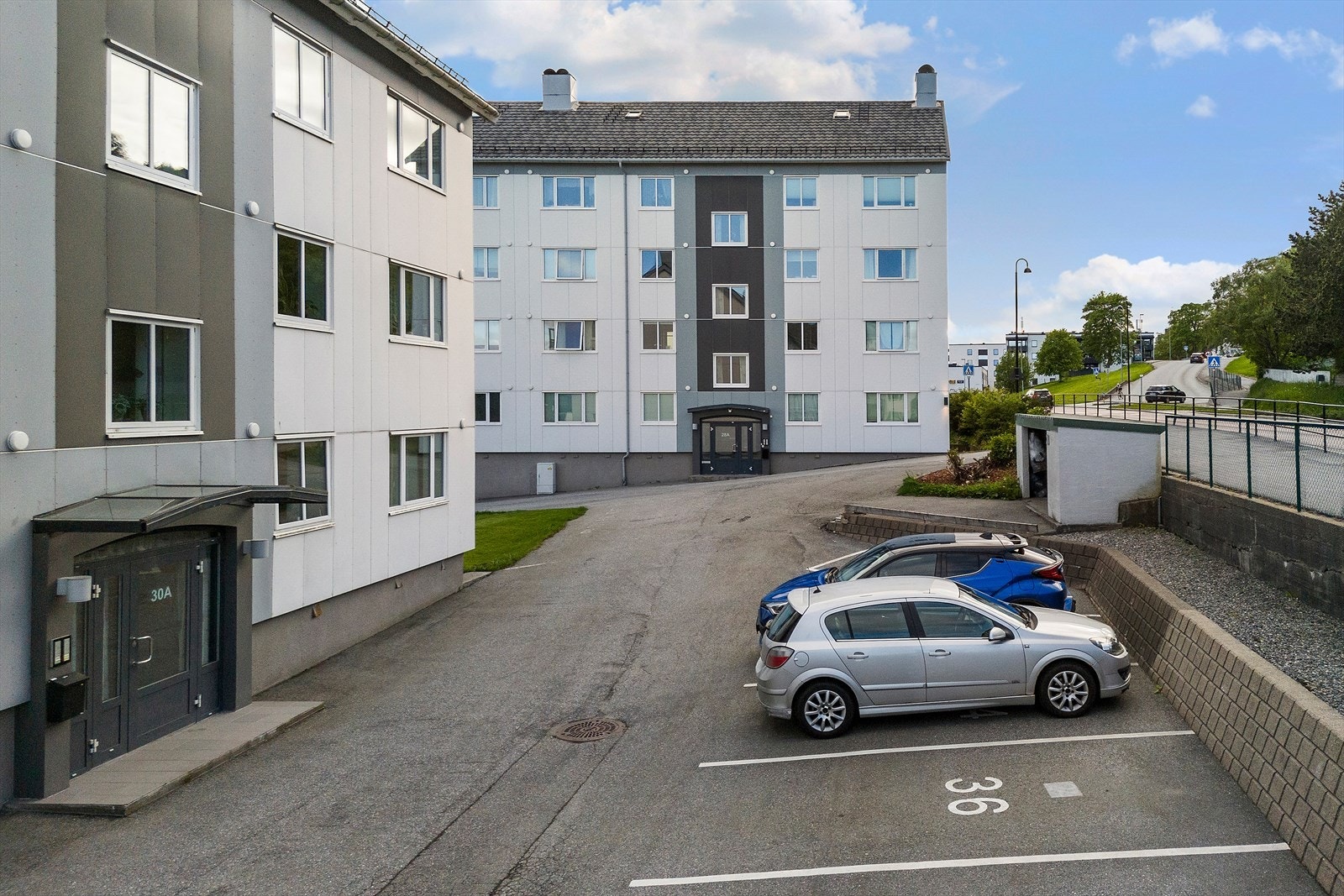 Bilen parkerer du på nordsiden av blokken, hvor leiligheten disponerer én biloppstillingsplass. Det er ellers gode parkeringsmuligheter for besøkende på borettslagets eiendom. Galleribilde