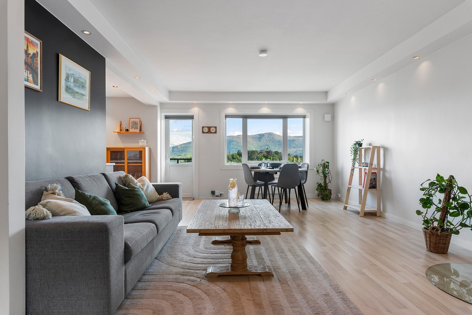 Stuen er romslig - og kan by på den samme flott utsikten som fra verandaen. Galleribilde