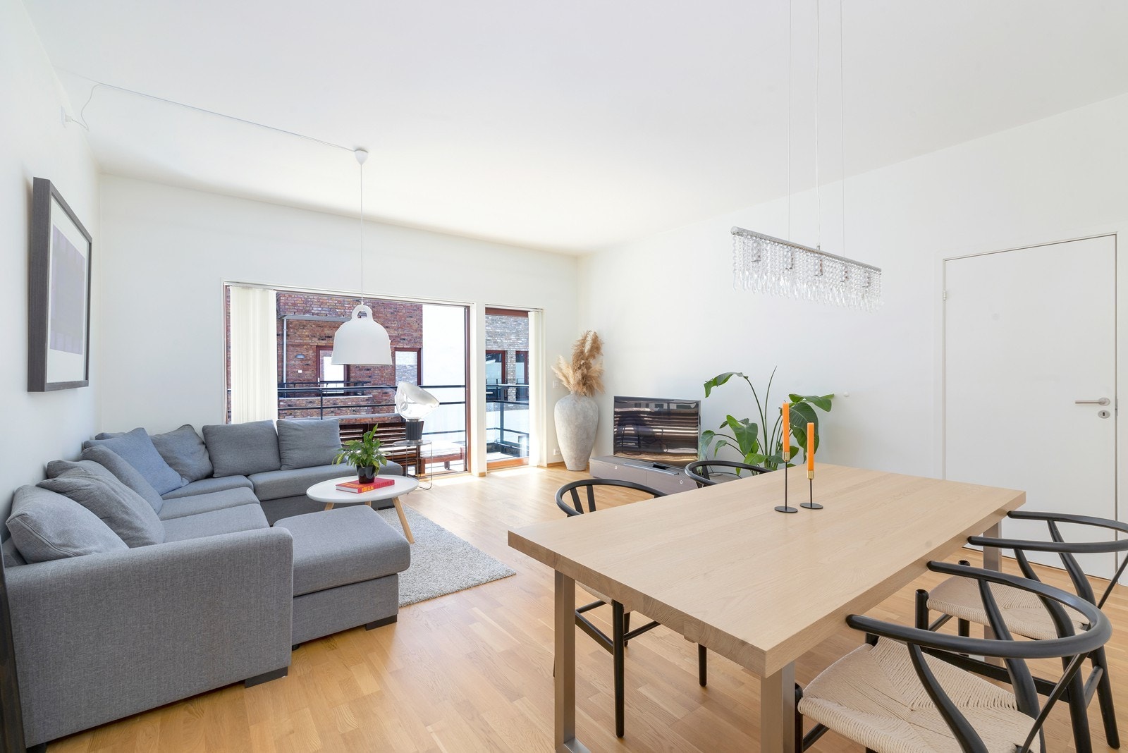 Romslig stue med god plass til sofagruppe Galleribilde