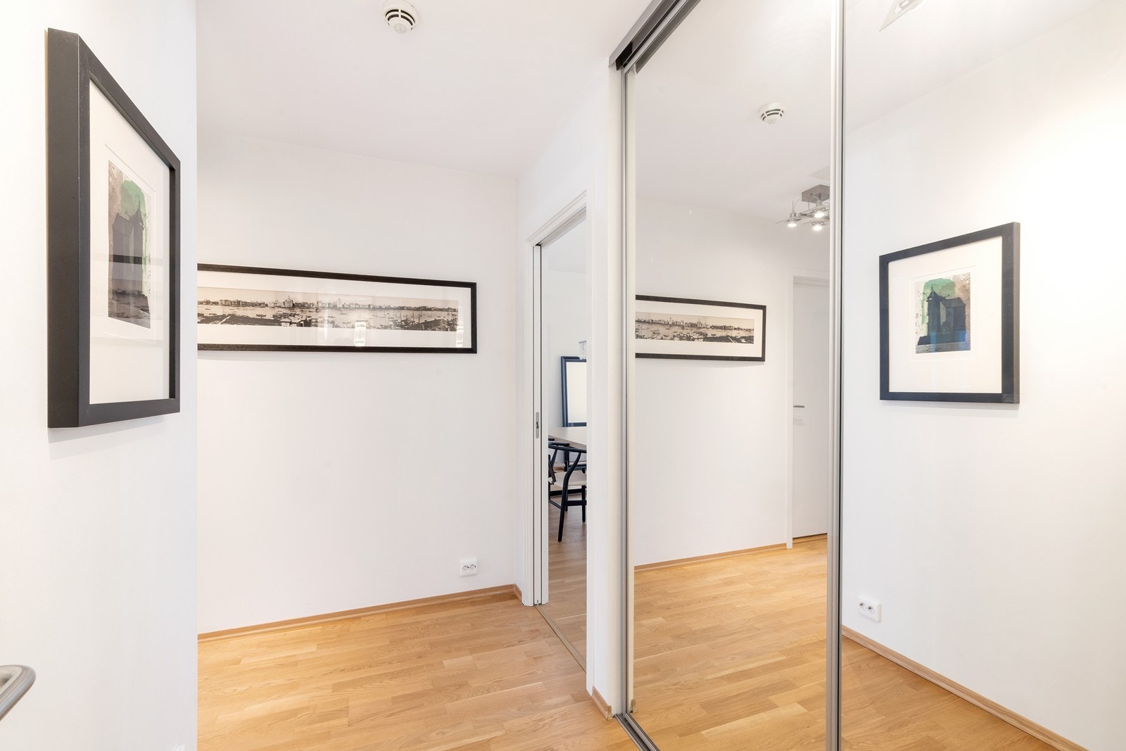Gang med skyvedørsgarderobe Galleribilde