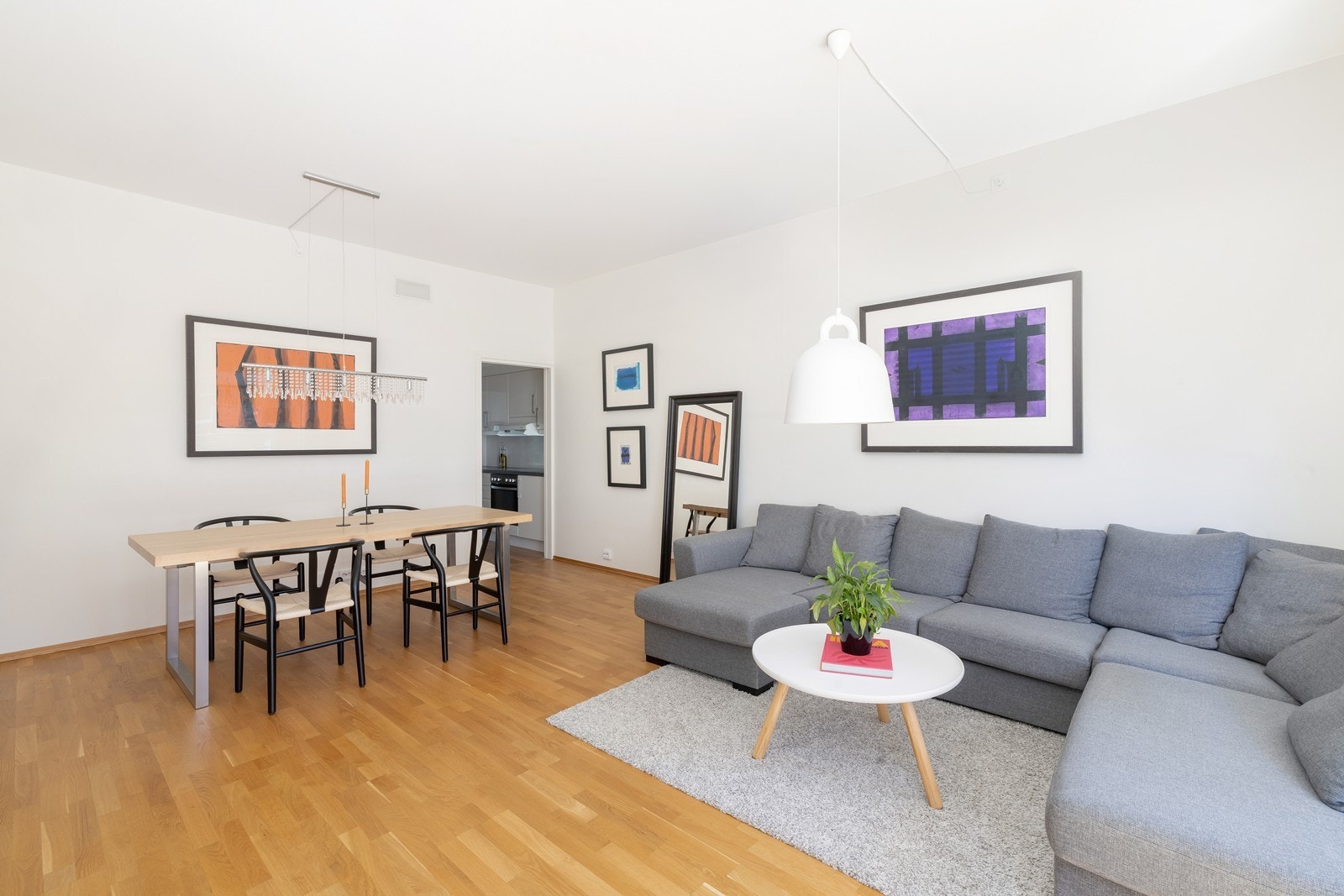 Stue med god plass til spisebord Galleribilde