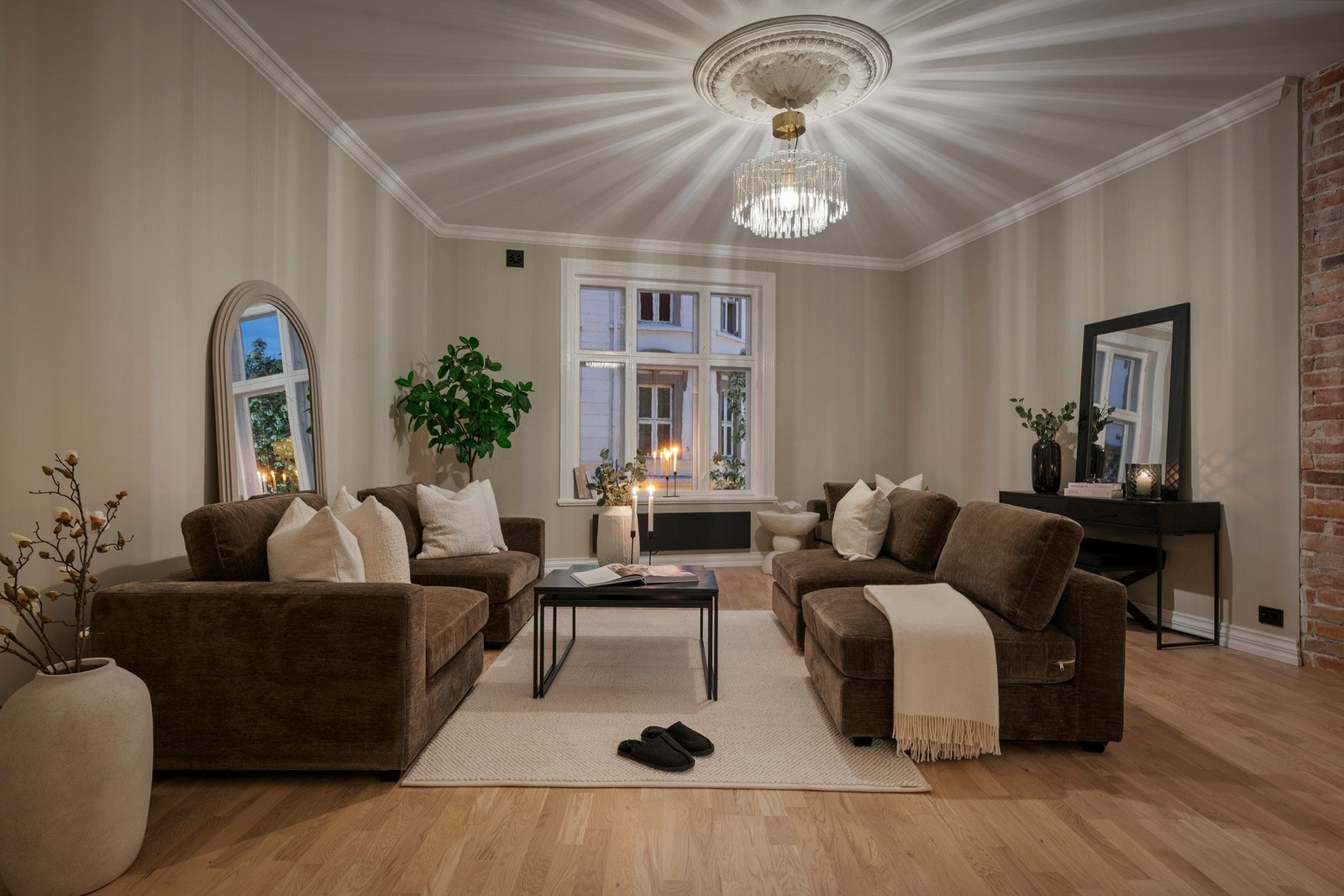 En eksklusiv og totalrenovert leilighet der klassisk bygårdsarkitektur møter moderne eleganse. Galleribilde