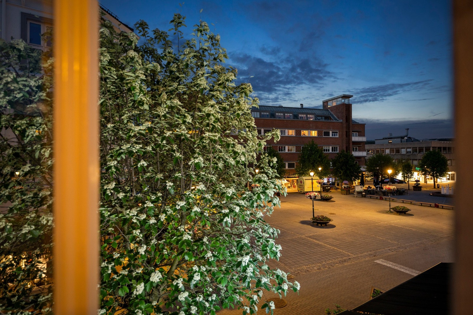 Fra stue er det utsikt over Hønefoss torg! Galleribilde