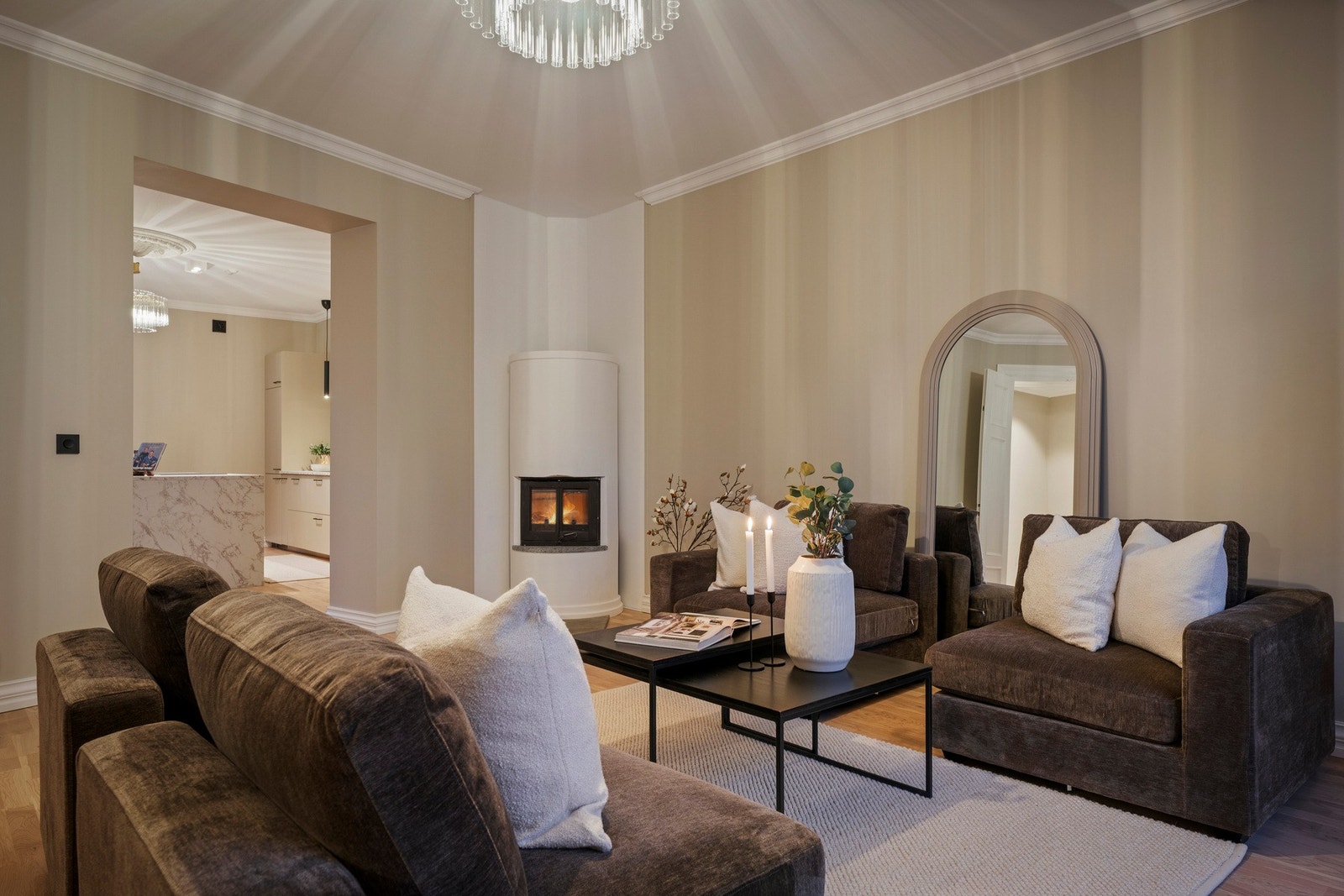 Lyse overflater kombineres harmonisk med originale detaljer som takrosett og klassisk listverk, noe som gir rommet et tidløst og elegant uttrykk. Galleribilde