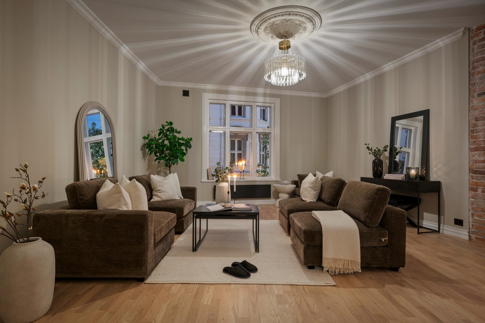 Dette er et naturlig samlingspunkt i boligen, med rikelig plass til både hverdagsliv og hyggelige sosiale sammenkomster. Galleribilde