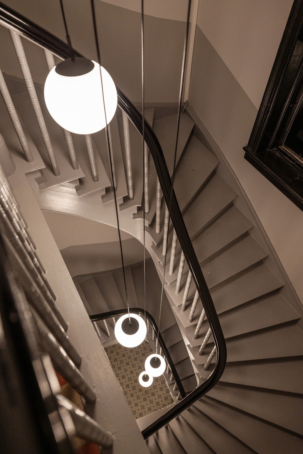 Velstelt og pen oppgang som leder inn til en moderne og totalrenovert leilighet. Galleribilde
