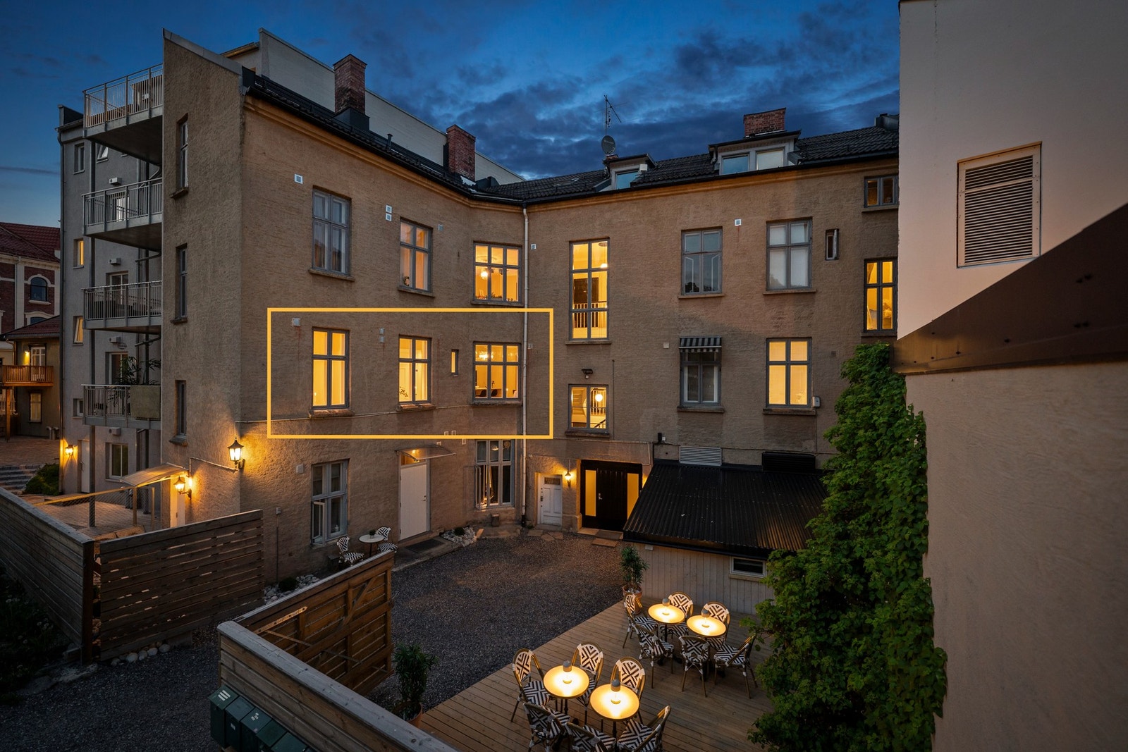 Bakgården byr på et rolig og trygt inngangsparti - midt i sentrum, men likevel tilbaketrukket. Galleribilde