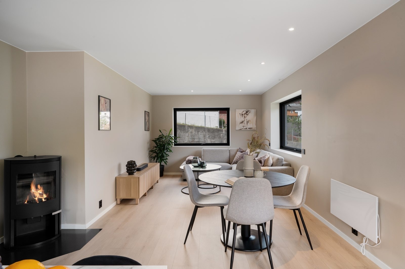 Aktiv Eiendomsmegling v/ Oliver Faraji har gleden av å presentere Hetlevikvegen 116B. Foto: Imotiv. Galleribilde