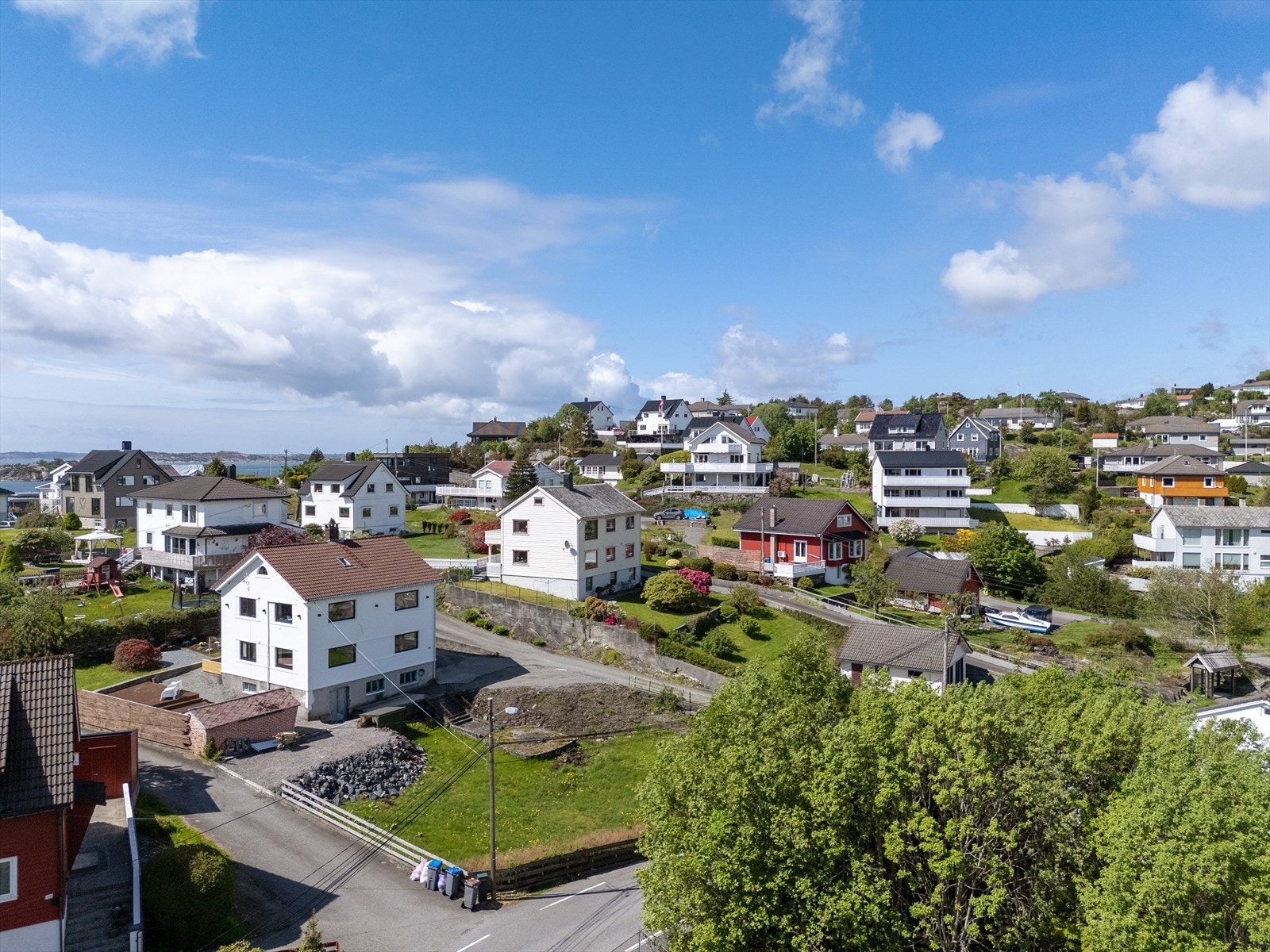 Nærmeste dagligvarebutikker er Spar Follese og Rema 1000 Strusshamn som begge ligger en kort kjøretur unna. Galleribilde