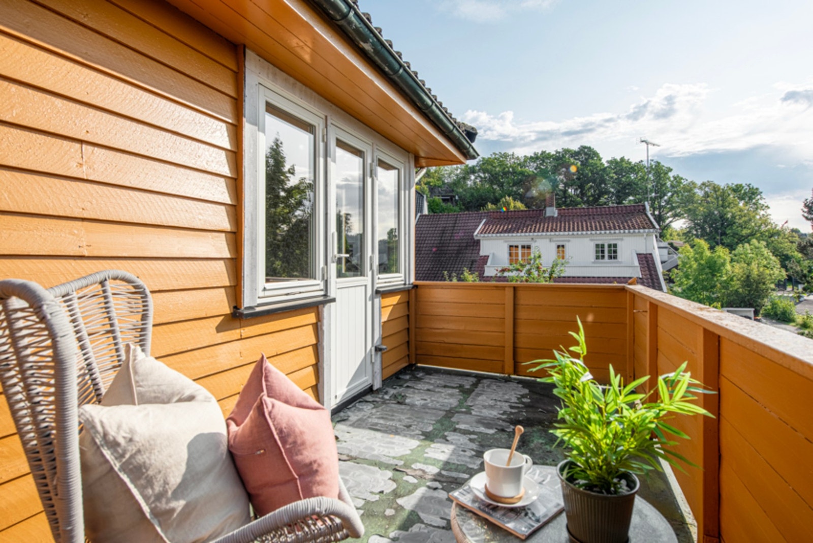 Balkongen er på ca. 9 kvm og har god plass til en sittegruppe Galleribilde