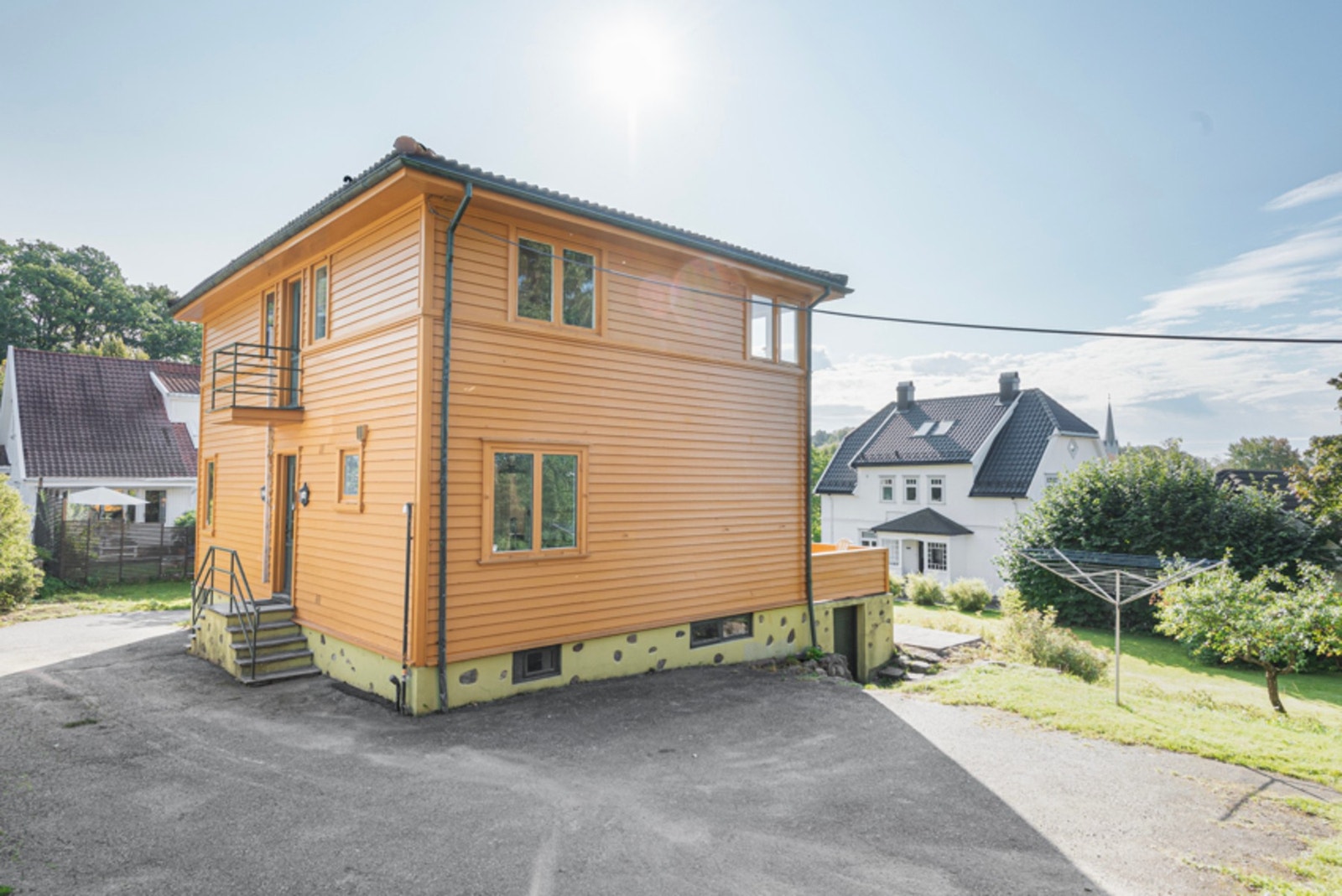 Tomten er opparbeidet med asfaltert innkjørsel og gårdsplass, plen, frukttrær, prydbusker, blomsterbed og naturtomt Galleribilde