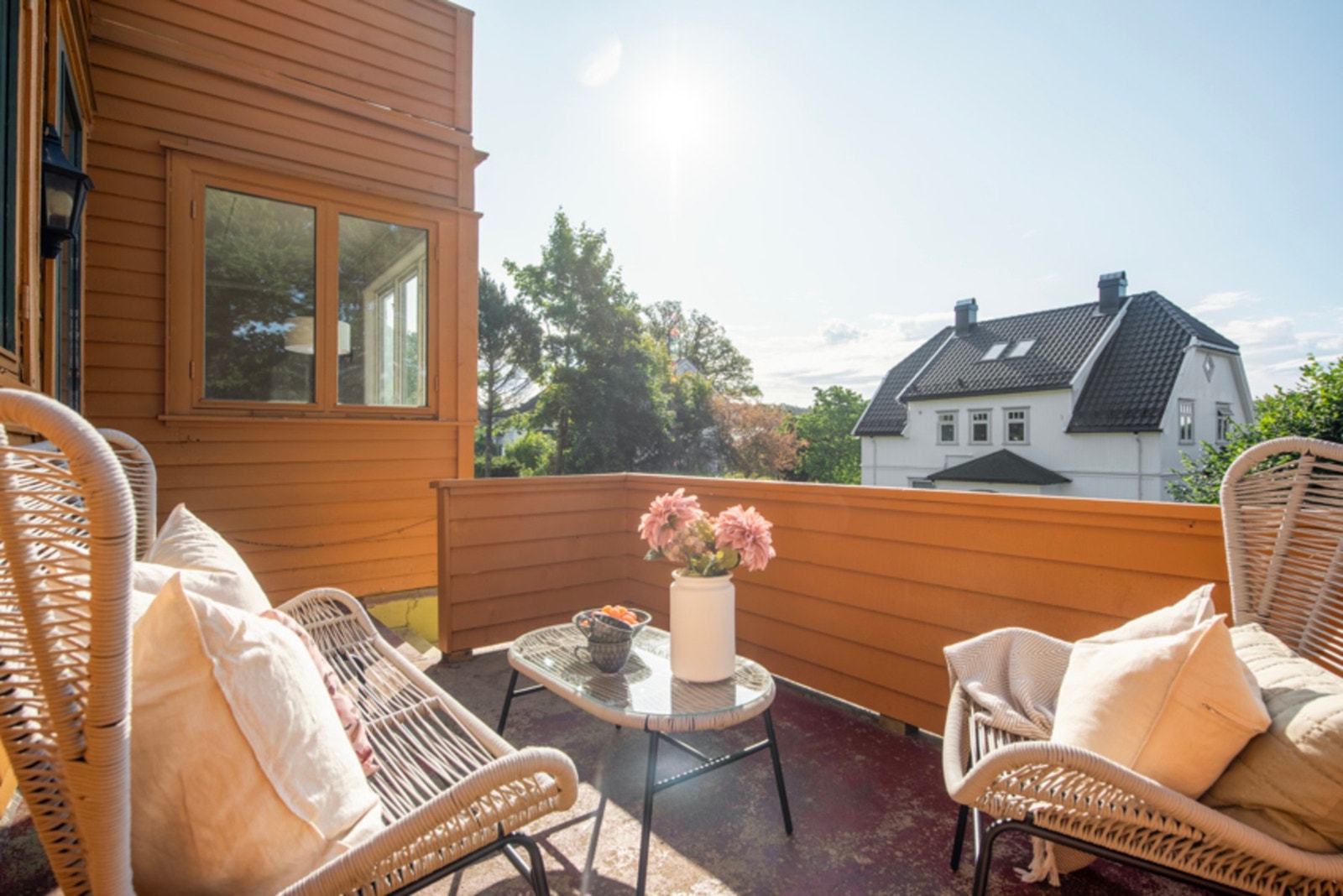 Fra stuen er det direkte utgang til en herlig terrasse på ca. 9 kvm og trapp ned til hagen Galleribilde
