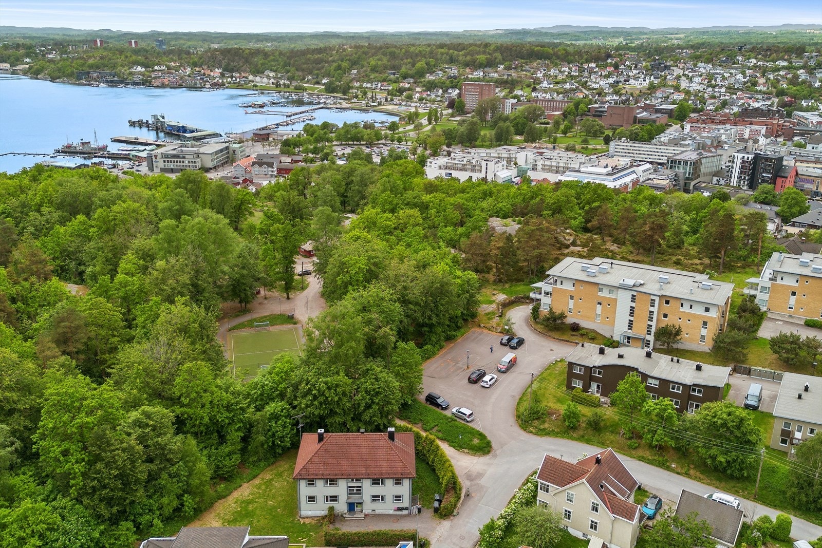Beliggenheten kombinerer nærhet til byens fasiliteter med umiddelbar tilgang til natur. Galleribilde