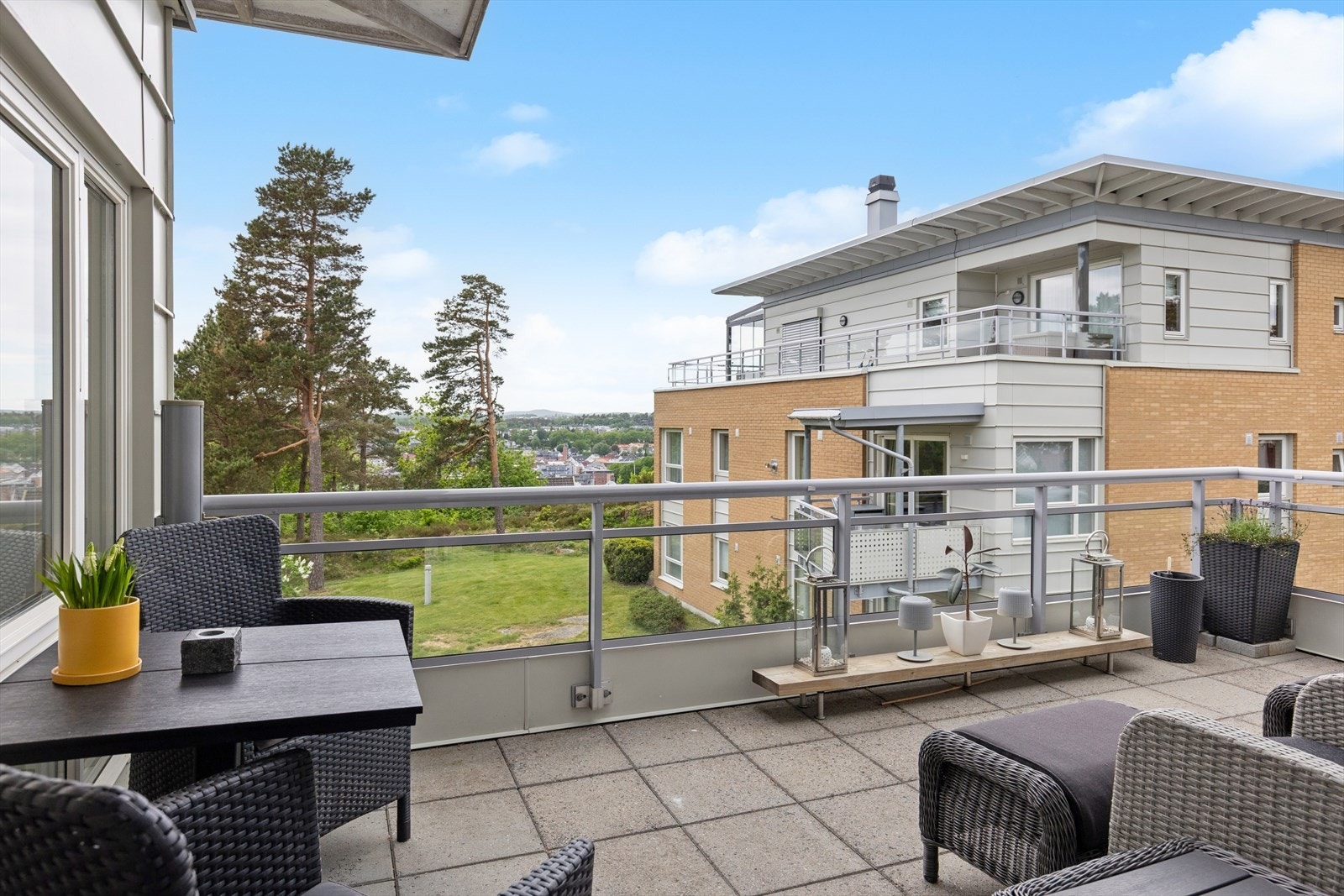 God plass til flere sittegrupper på den store terrassen. Galleribilde
