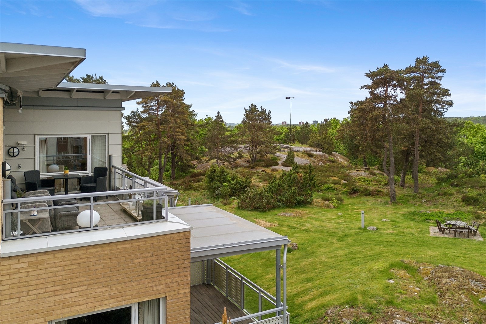 Fra verandaen ser man ut over fellesarealene og det tilstøtende naturområdet. Galleribilde