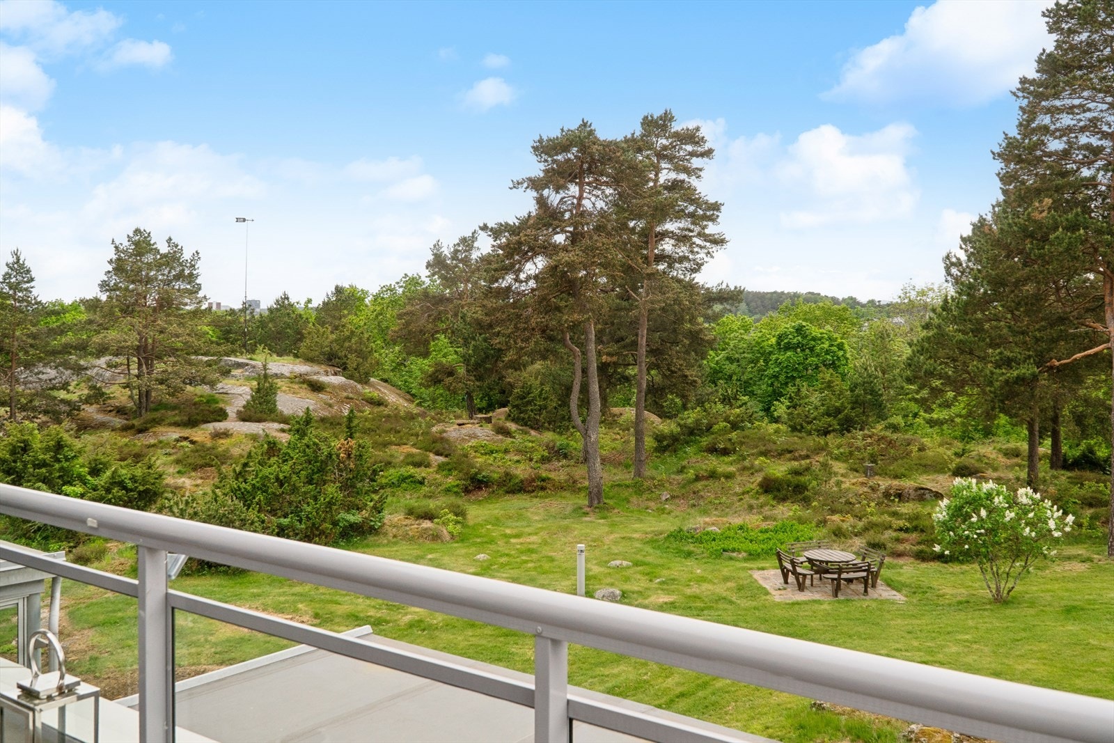 Utsikt fra verandaen mot de grønne, rolige omgivelsene. Galleribilde