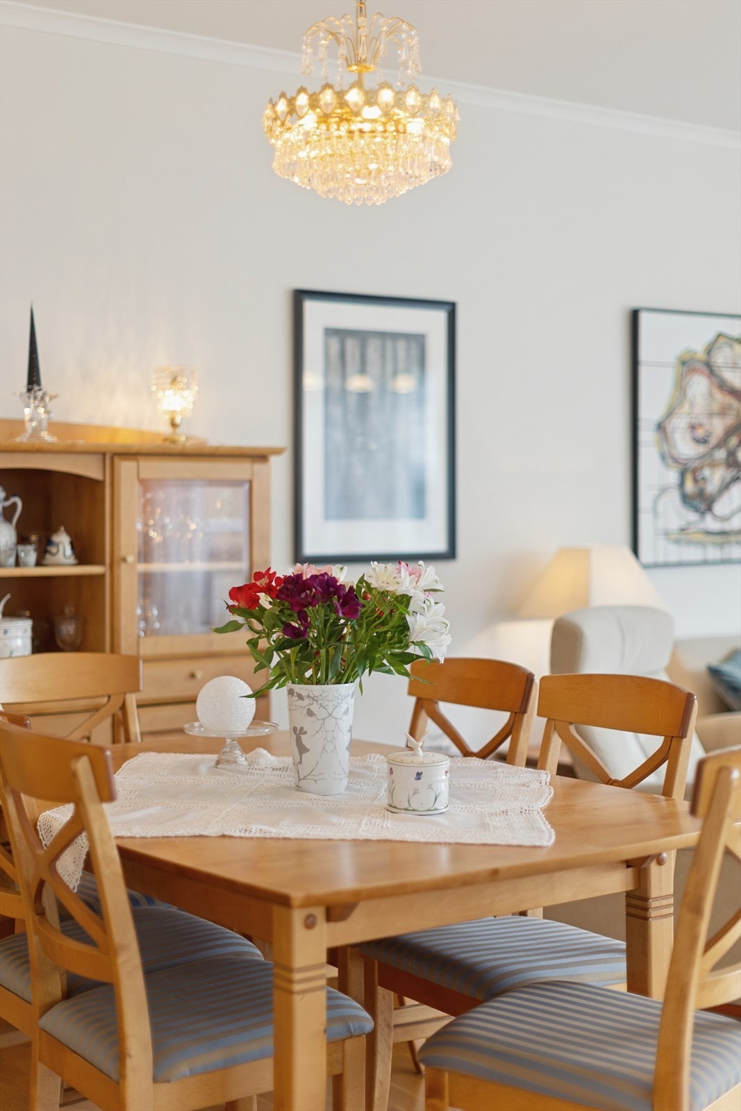 Detalj fra spisestuen, som har god plass til langbord for større selskaper. Galleribilde