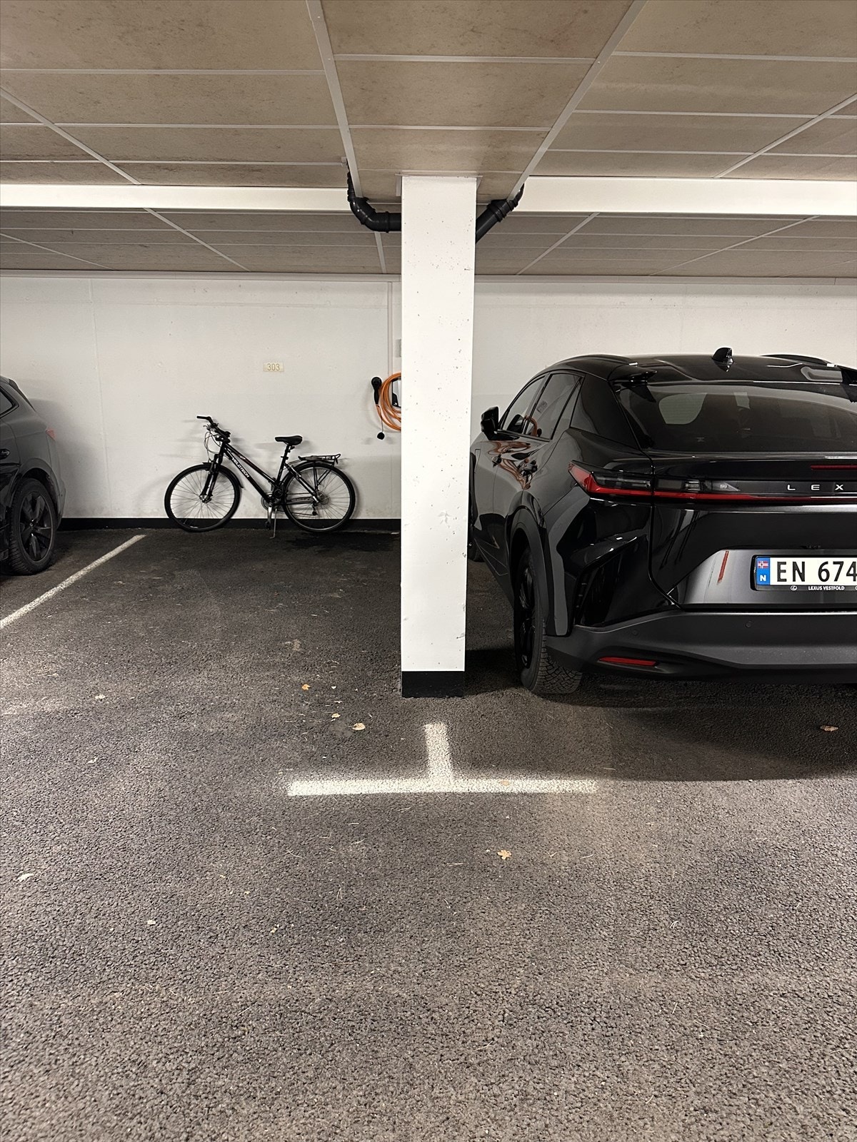 Den ene av de to garasjeplassene er utstyrt med elbillader, montert i 2021. Galleribilde