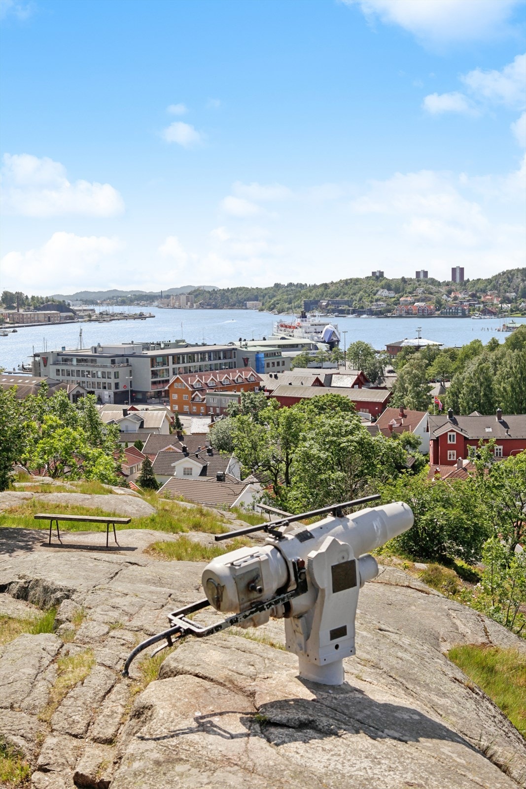 Fra utsiktspunktet på Preståsen ser man utover hele Sandefjord sentrum og fjorden. Galleribilde