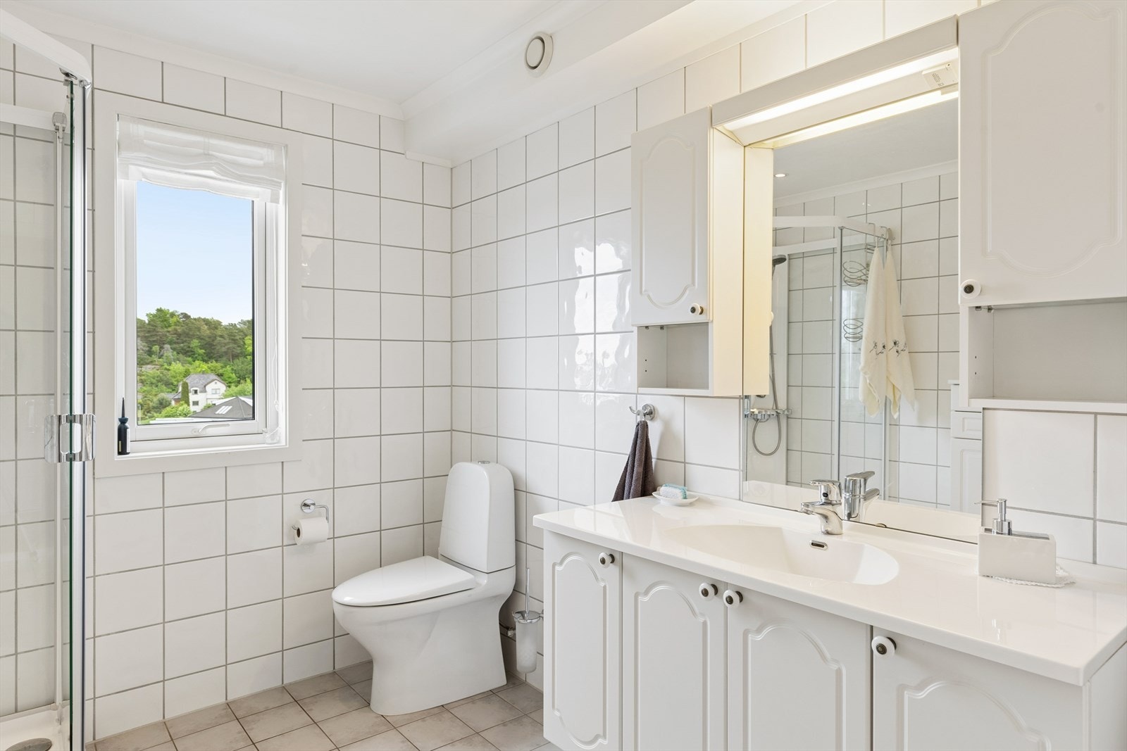 Badet har dusjkabinett, innfelte downlights i taket og mekanisk avtrekk. Galleribilde