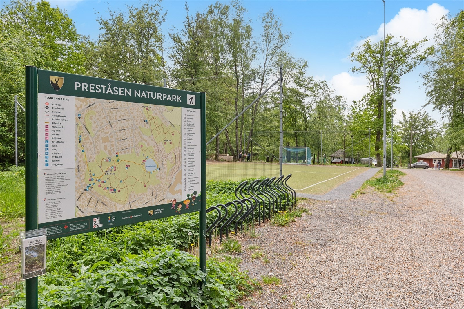 Preståsen Naturpark ligger kun to minutters gange unna, med turstier og idrettsanlegg. Galleribilde