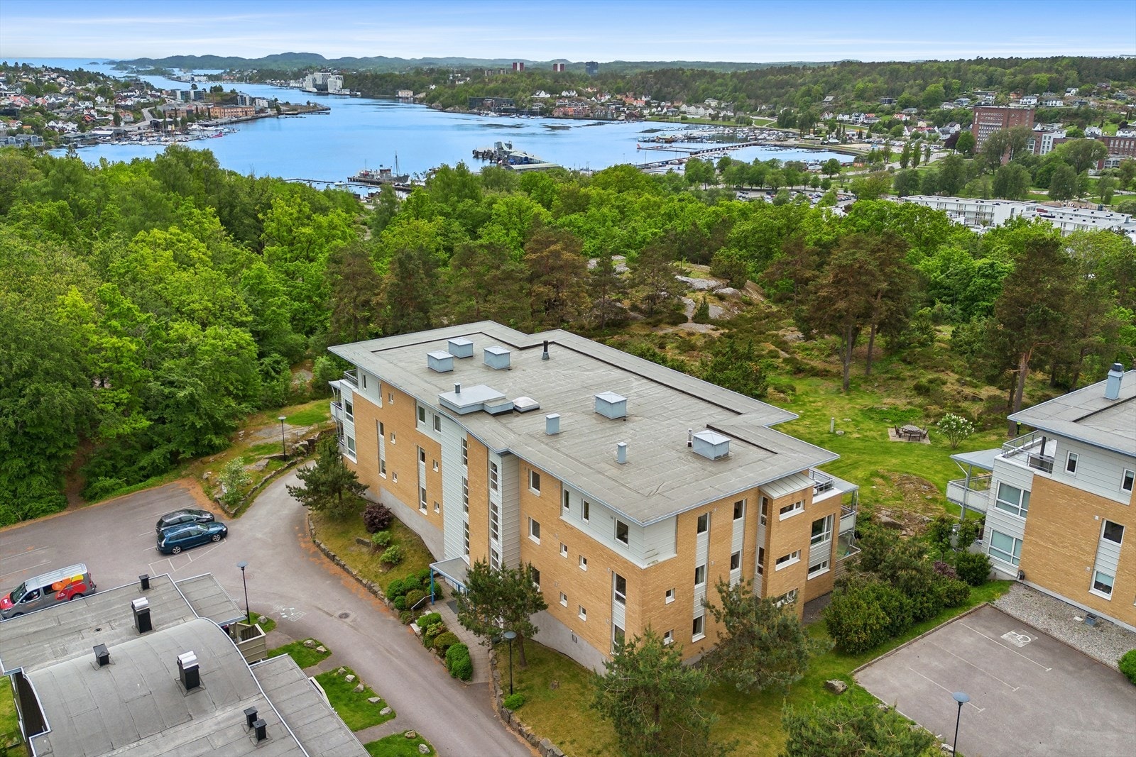Leiligheten ligger høyt og fritt med utsikt mot Sandefjordsfjorden. Galleribilde