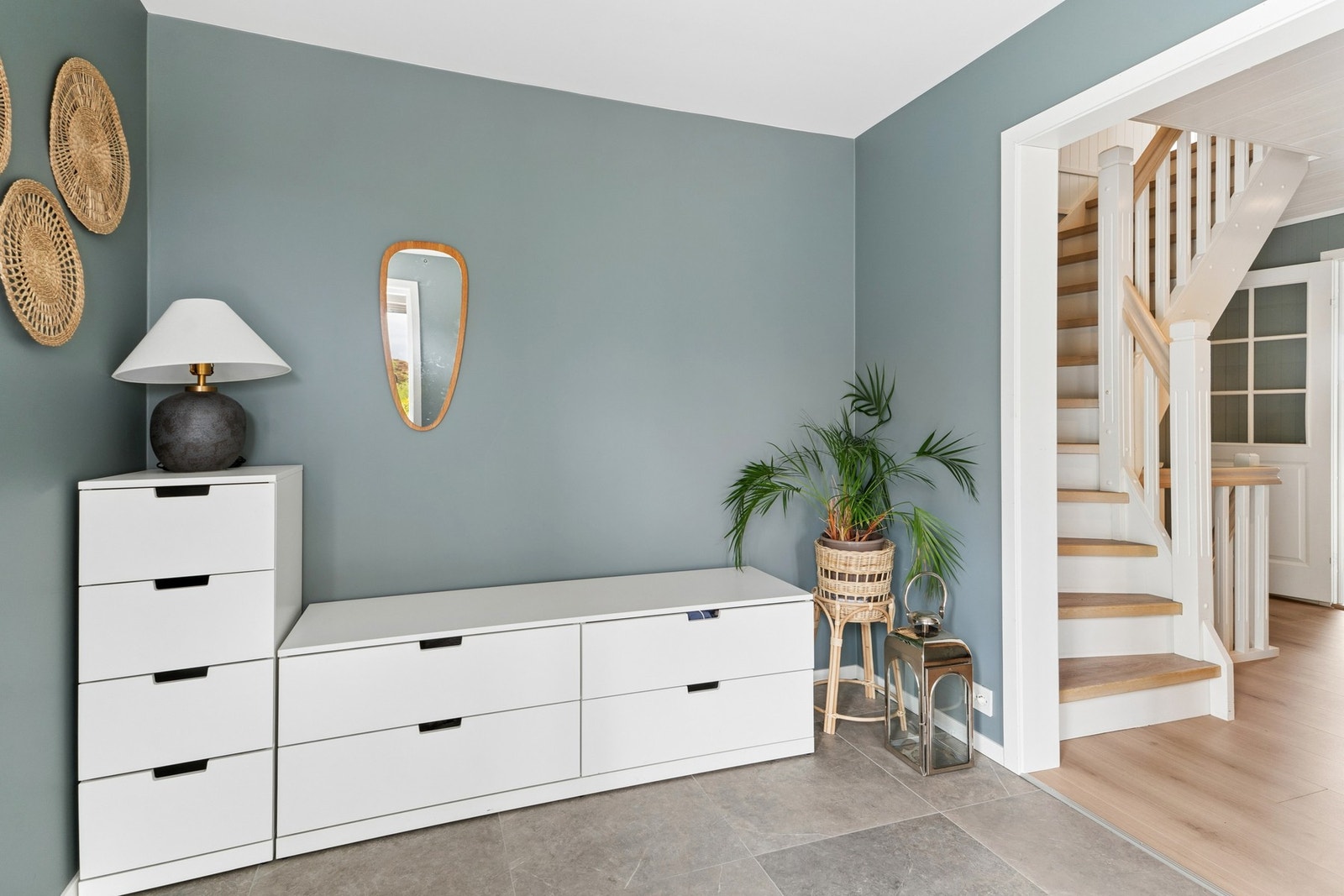 God plass til å sette fra seg sko og henge opp tøy. Galleribilde