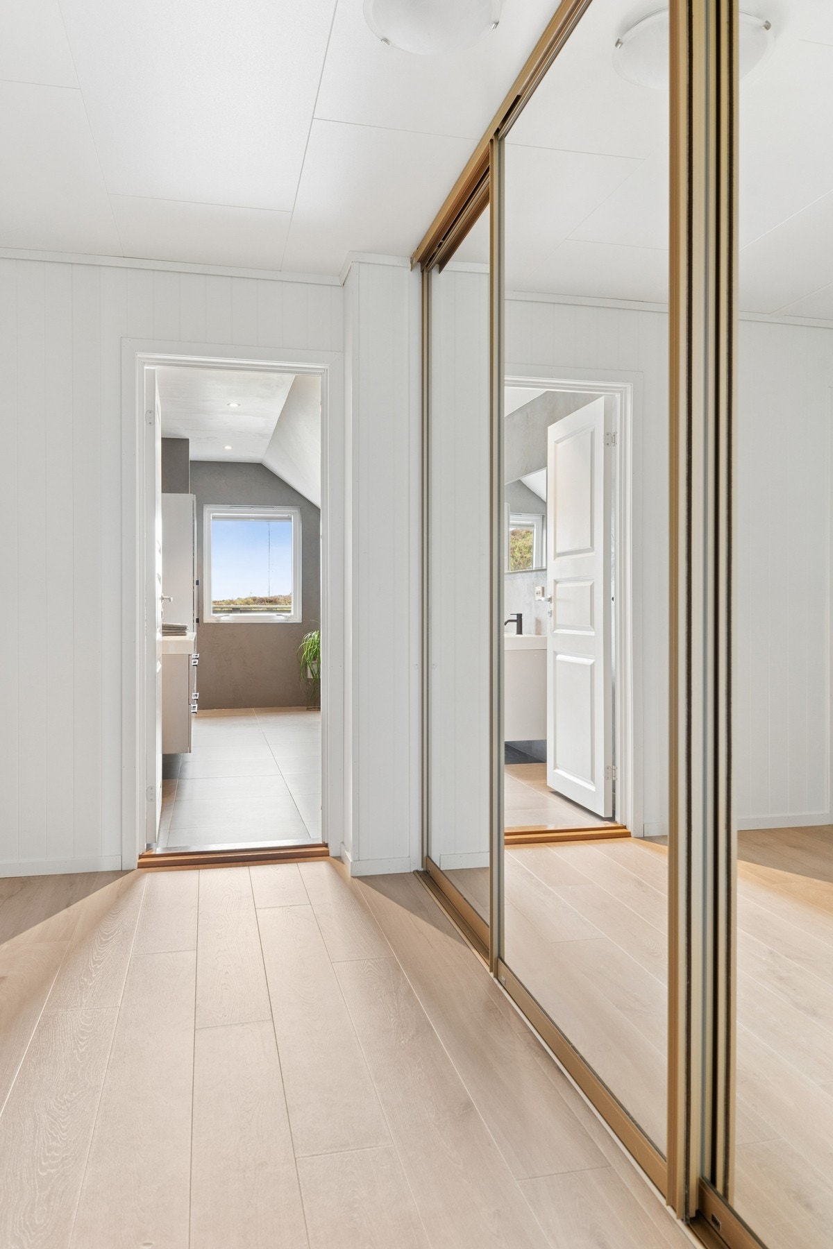 Gang med oppbevaringsplass i garderobeskap. Galleribilde
