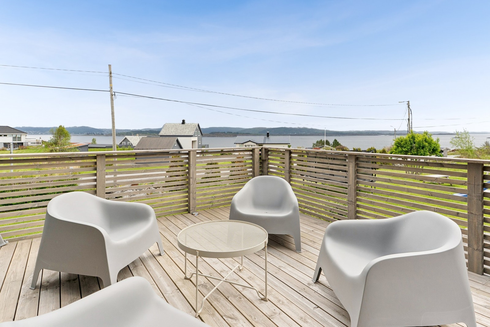 Terrasse med god plass til ønsket utemøblement. Galleribilde