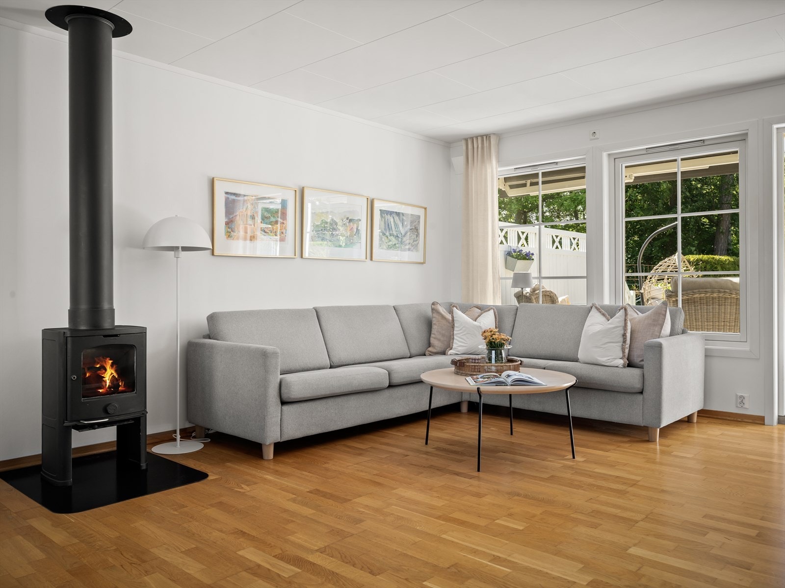 Stuen med plass til sofa og mediemøbler Galleribilde