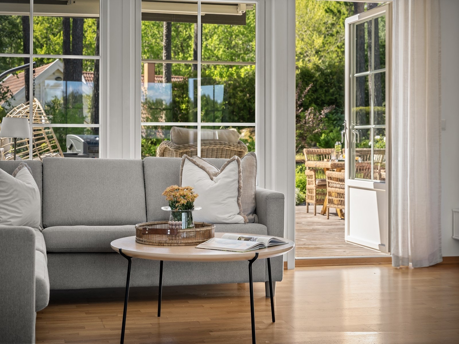Stuen med store vindusflater, uten innsyn! Galleribilde