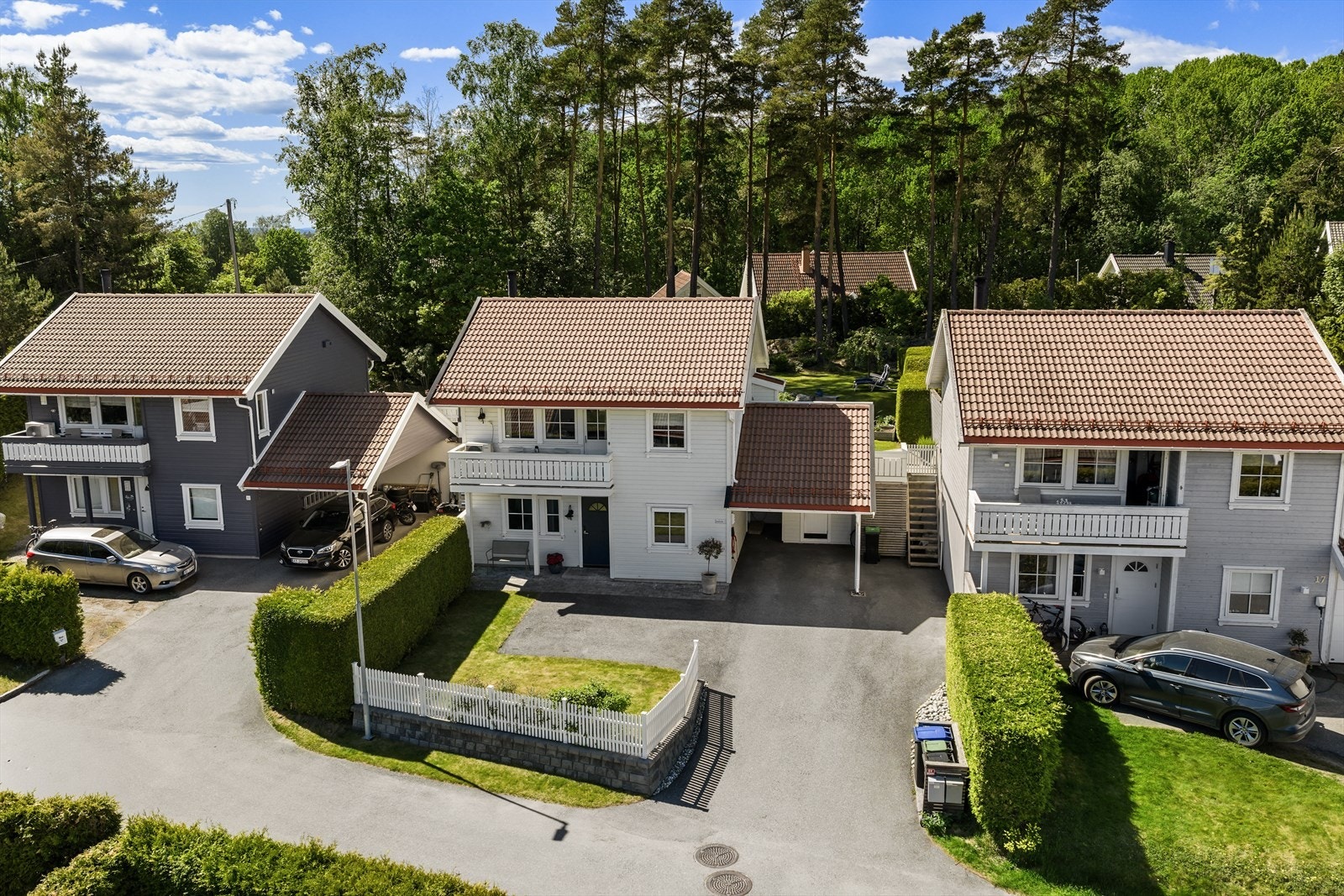 Eiendommen har opparbeidet tomt med hage og carport med elbillader Galleribilde