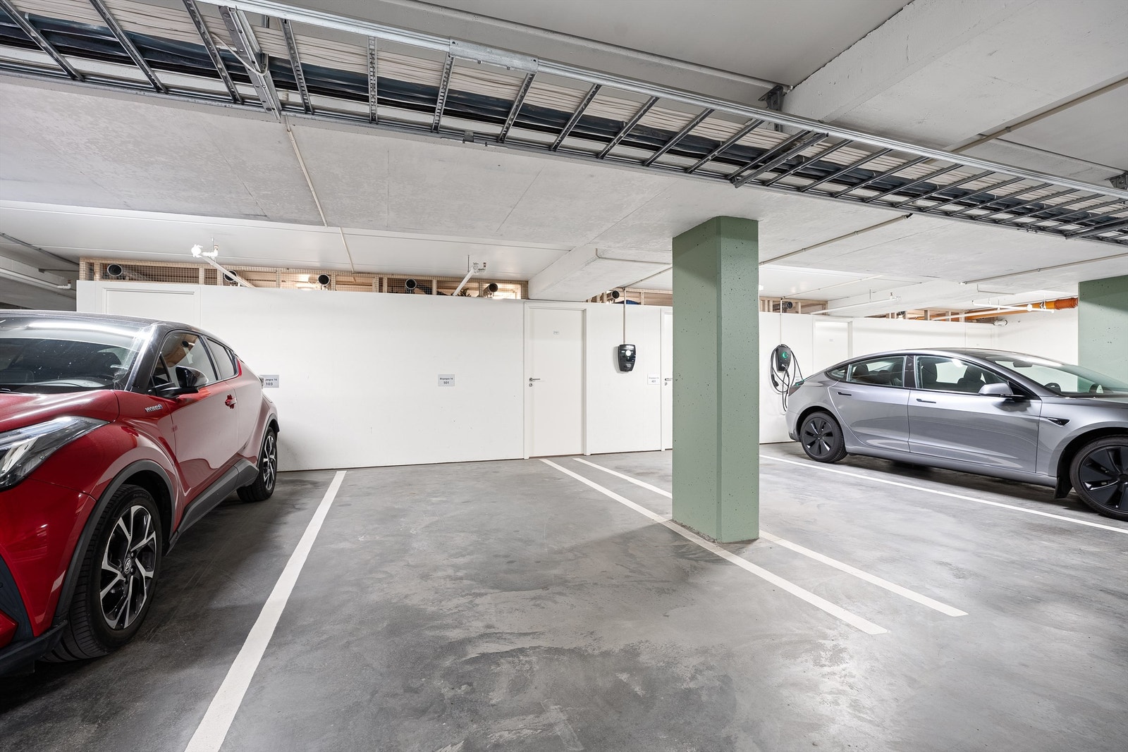 Fast medfølgende parkeringsplass med bod i bakkant Galleribilde