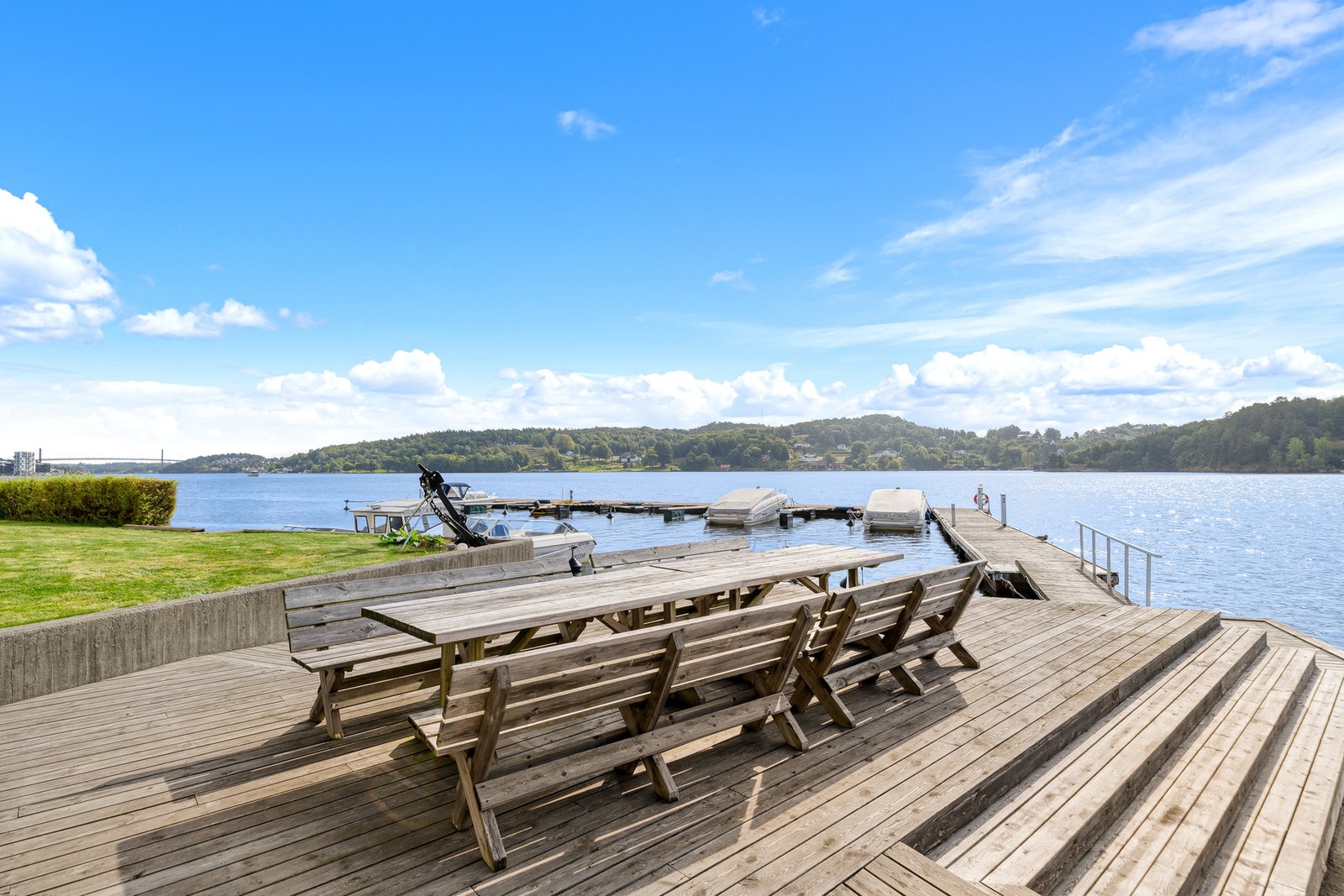 Flott felles uteområde ved sjøen. Galleribilde