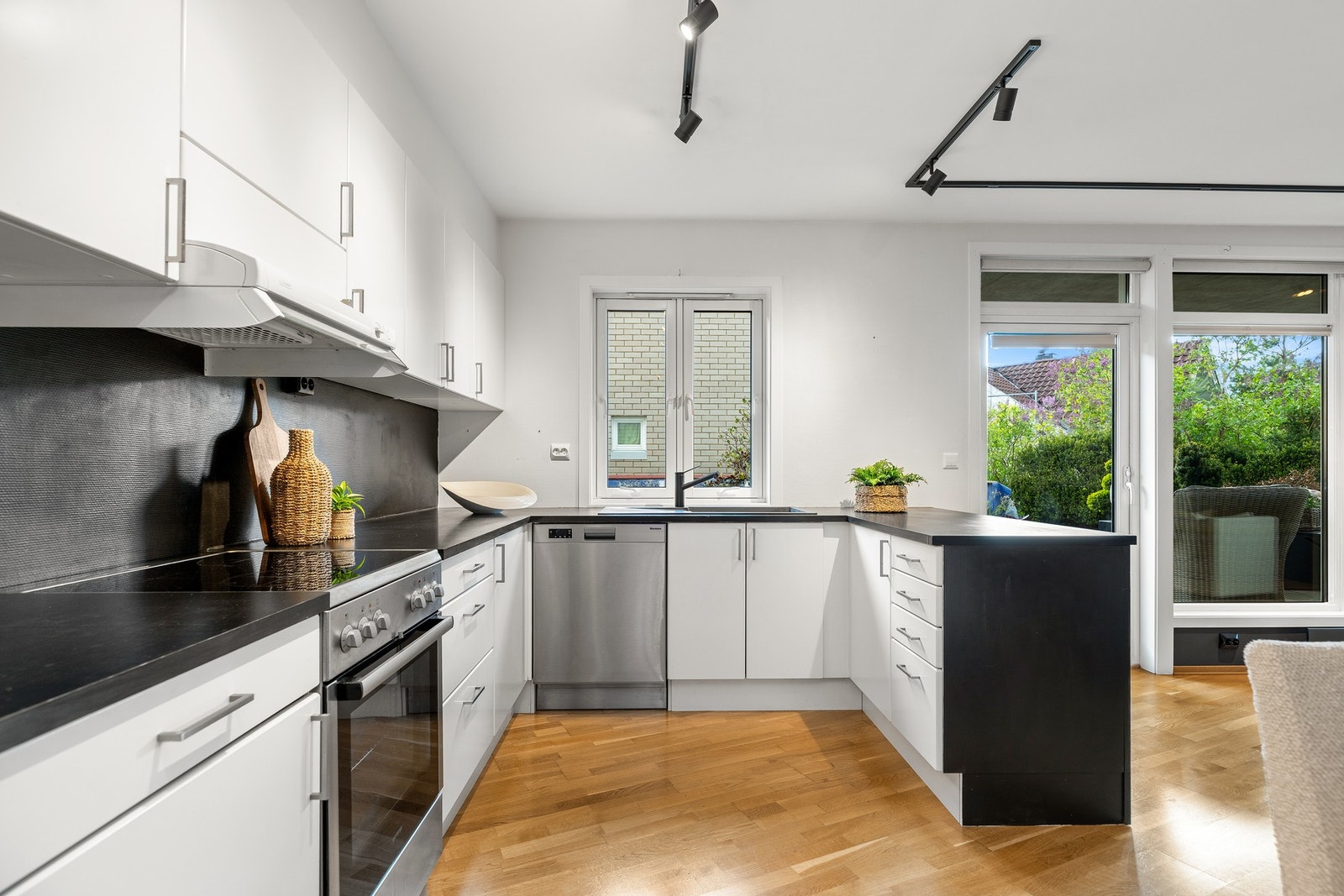 Moderne kjøkken med slette fronter og effektiv utnyttelse av benkeplassen. Galleribilde