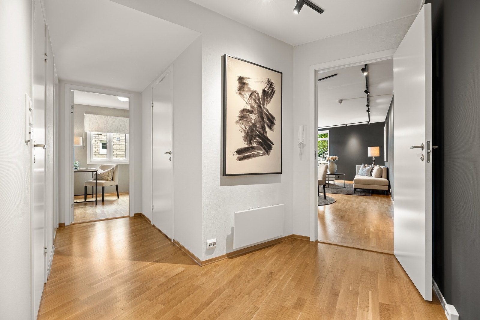 Entré/gang med god forbindelse mellom boligens rom og videre inn mot stue-/kjøkkenløsningen. Galleribilde