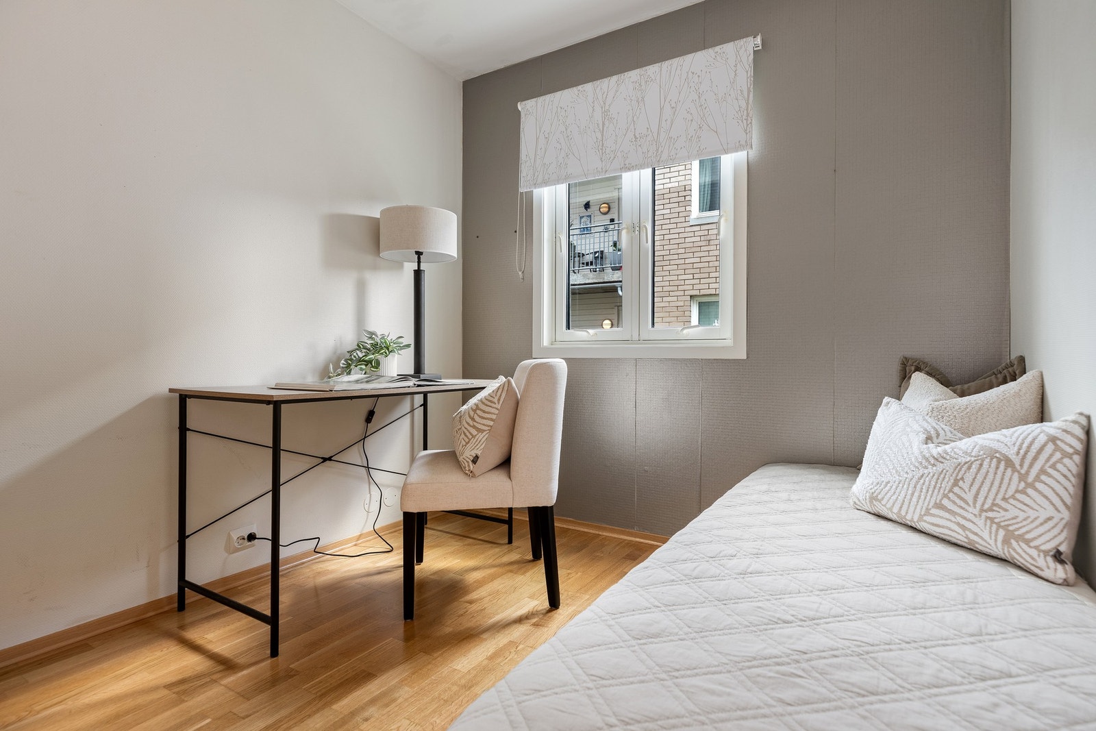 Soverom 2 har god plass til seng og arbeidsplass. Galleribilde