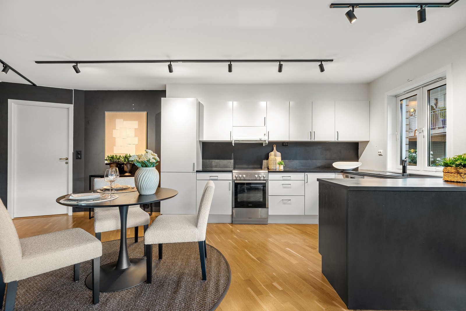 Kjøkkenet har praktisk arbeidsflate, god skapplass og integrerte hvitevarer. Galleribilde