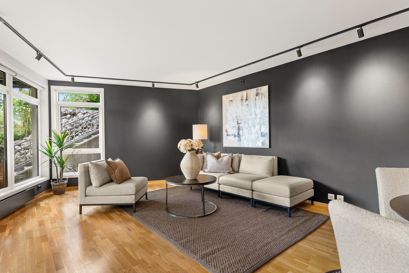 Stuen har god plass til sofagruppe og en lun, moderne fargepalett. Galleribilde
