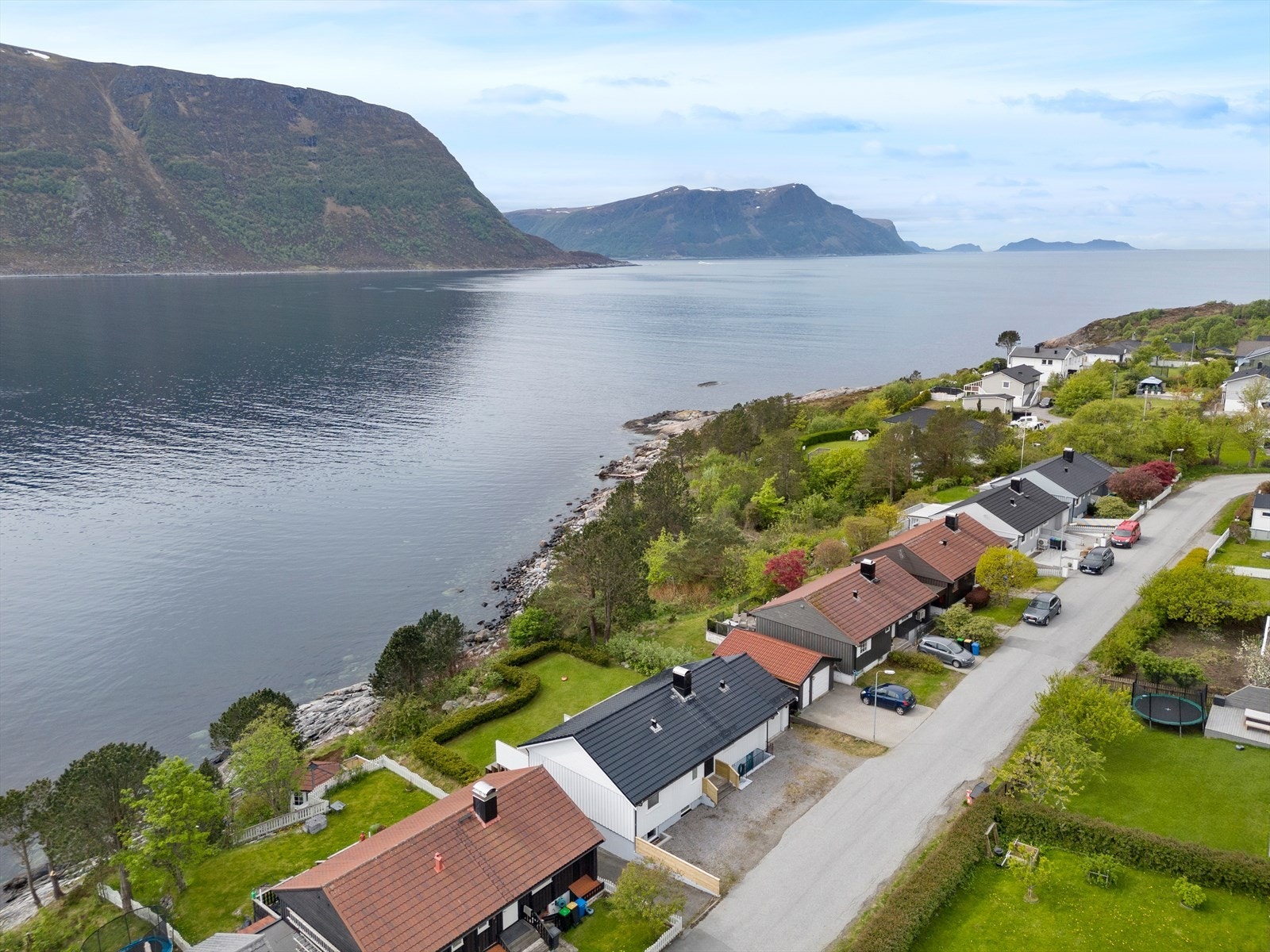Dronebilde av eiendommen og nærområdet Galleribilde