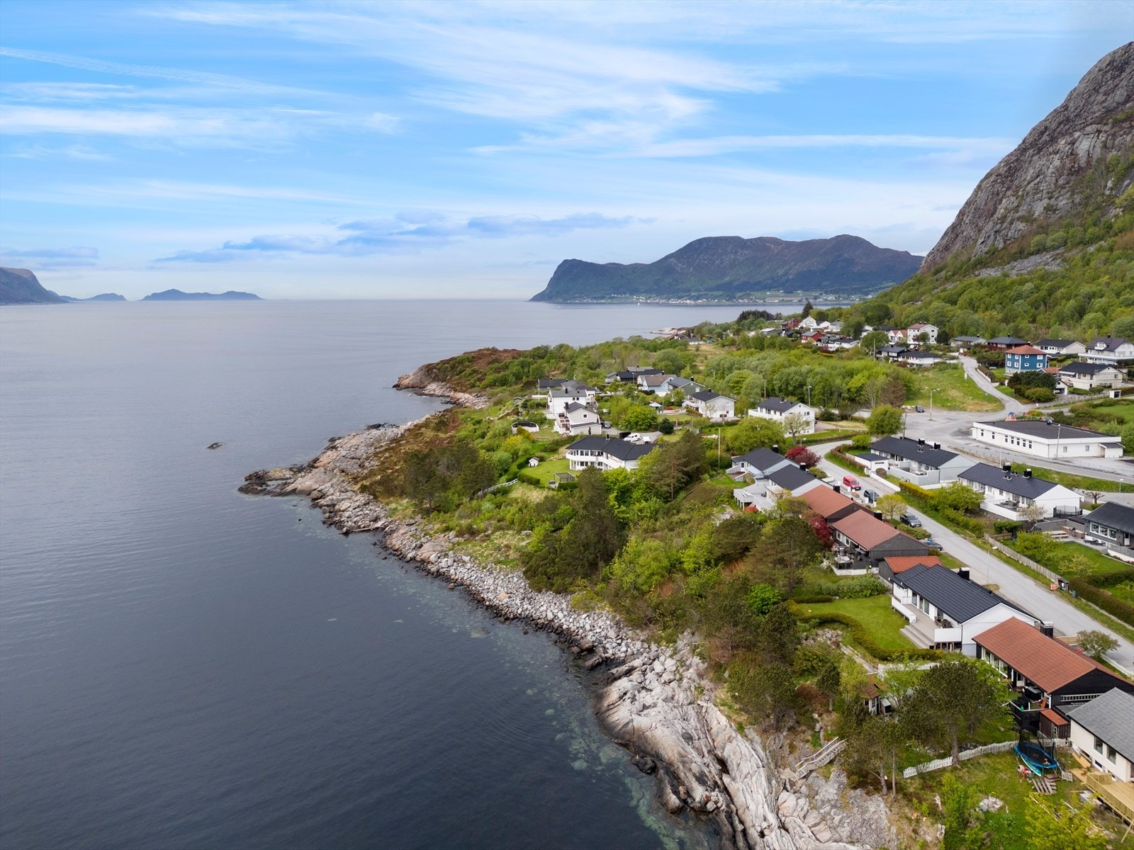 Dronebilde av eiendommen og nærområdet Galleribilde