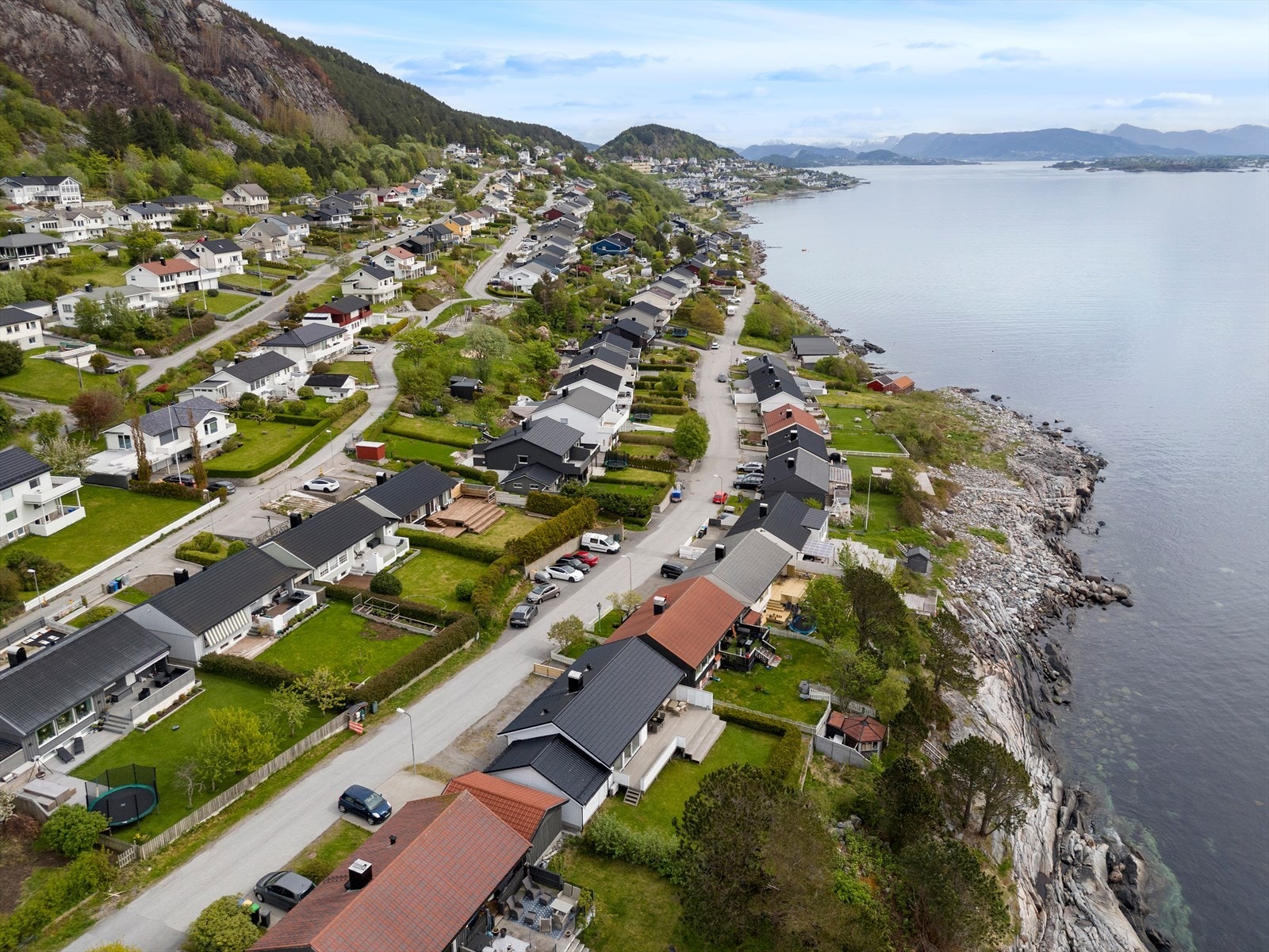 Dronebilde av eiendommen og nærområdet Galleribilde