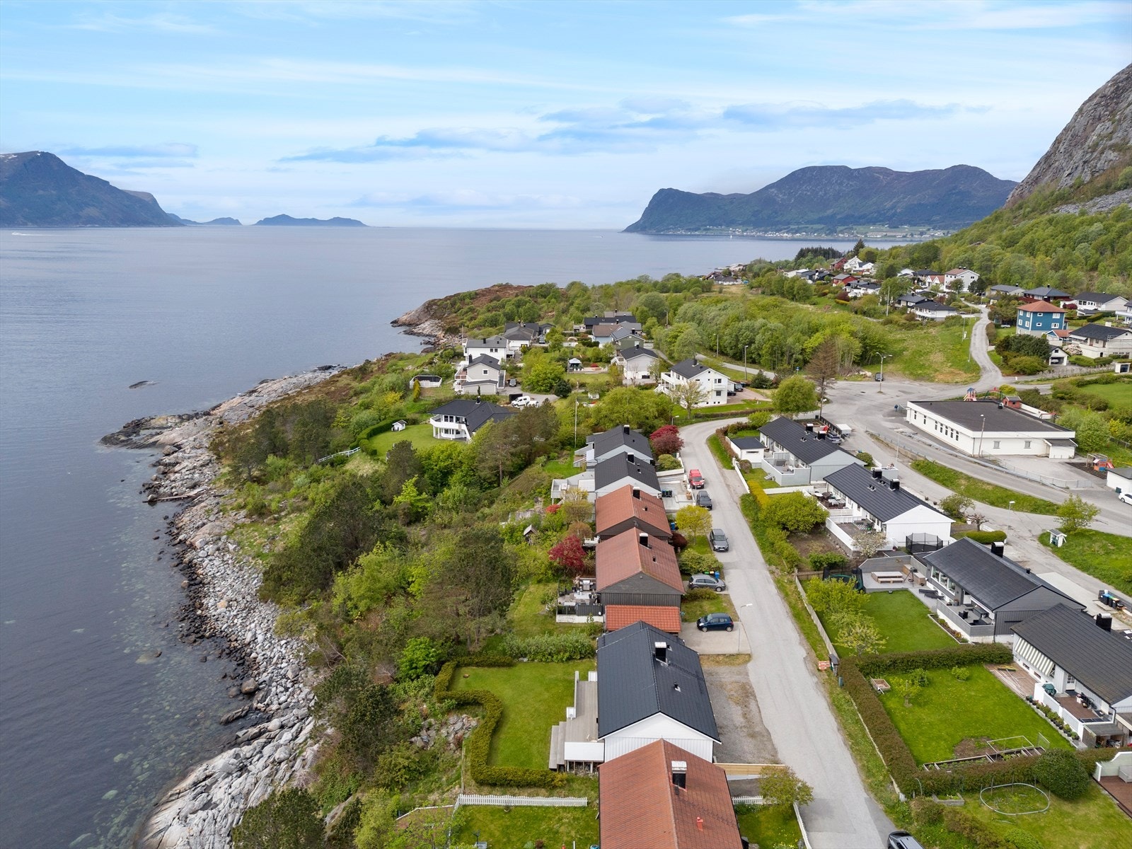 Dronebilde av eiendommen og nærområdet Galleribilde