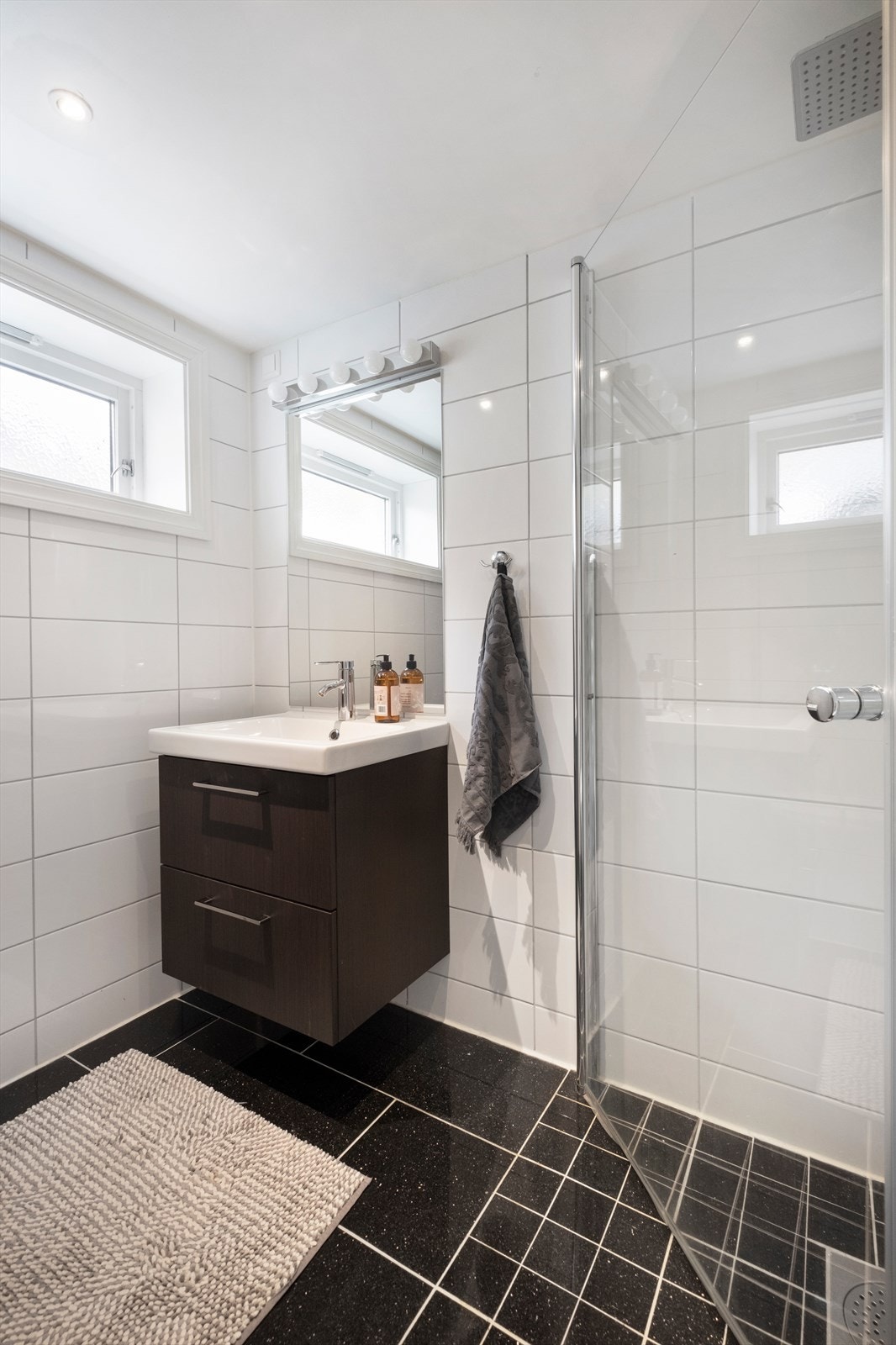 Badet er helfliset og utstyrt med varme i gulv, dusjhjørne, innredning m/servant og wc Galleribilde
